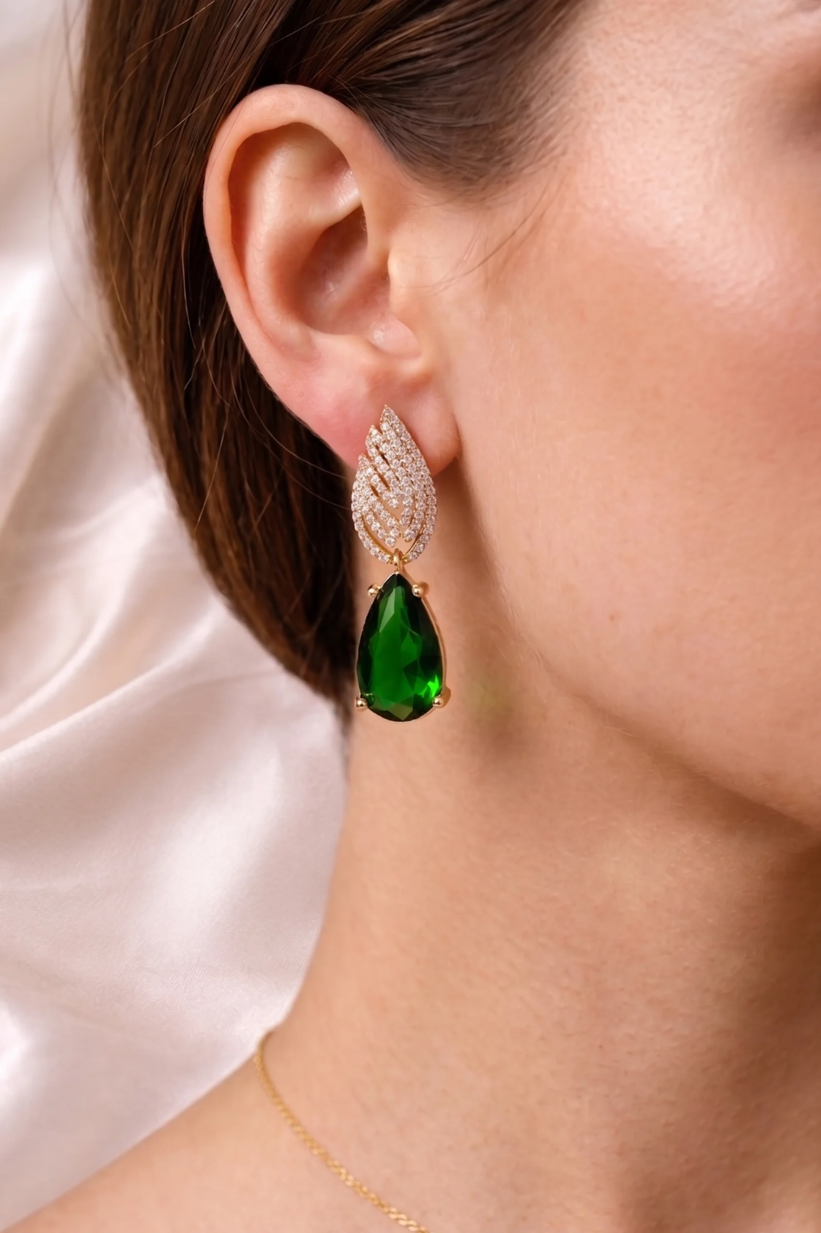 Brinco Gota de Cristal com Topo Cravejado em Zircônias