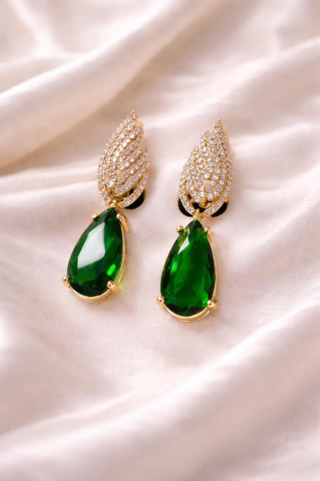 Brinco Gota de Cristal com Topo Cravejado em Zircônias