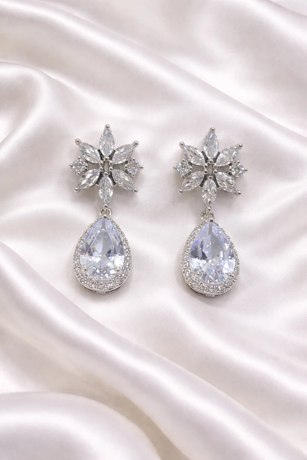 Brinco Flor Luxo com Gota Cristal Prata