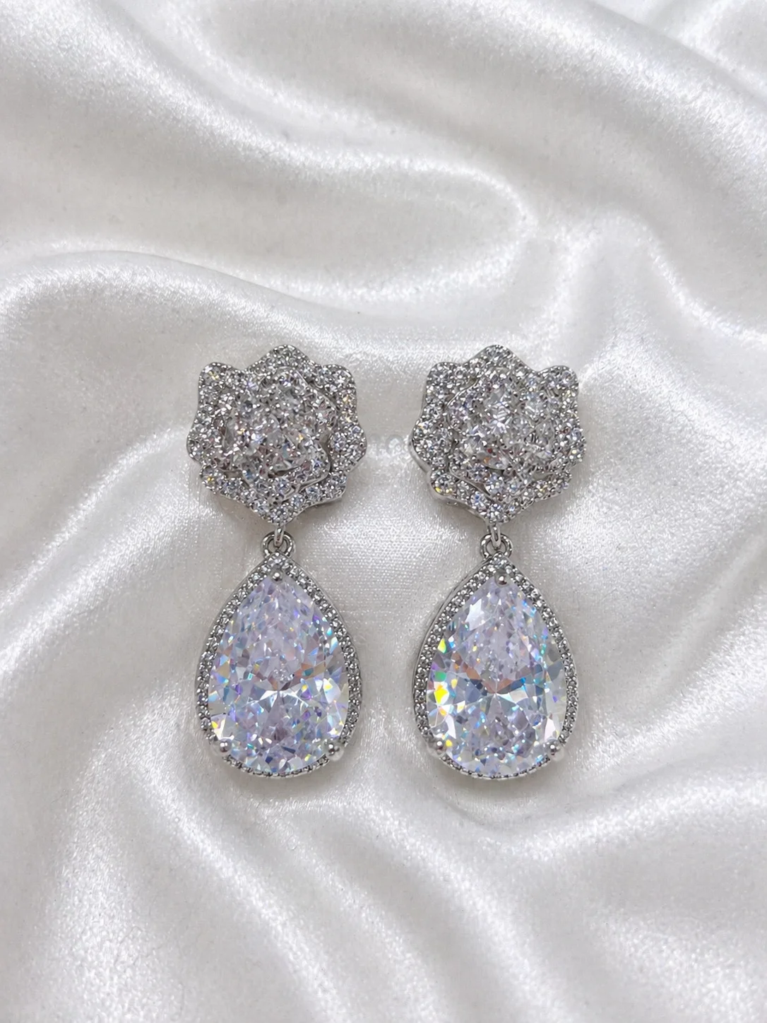 Brinco de Pressão Gota Cravejado Donna Bendita 