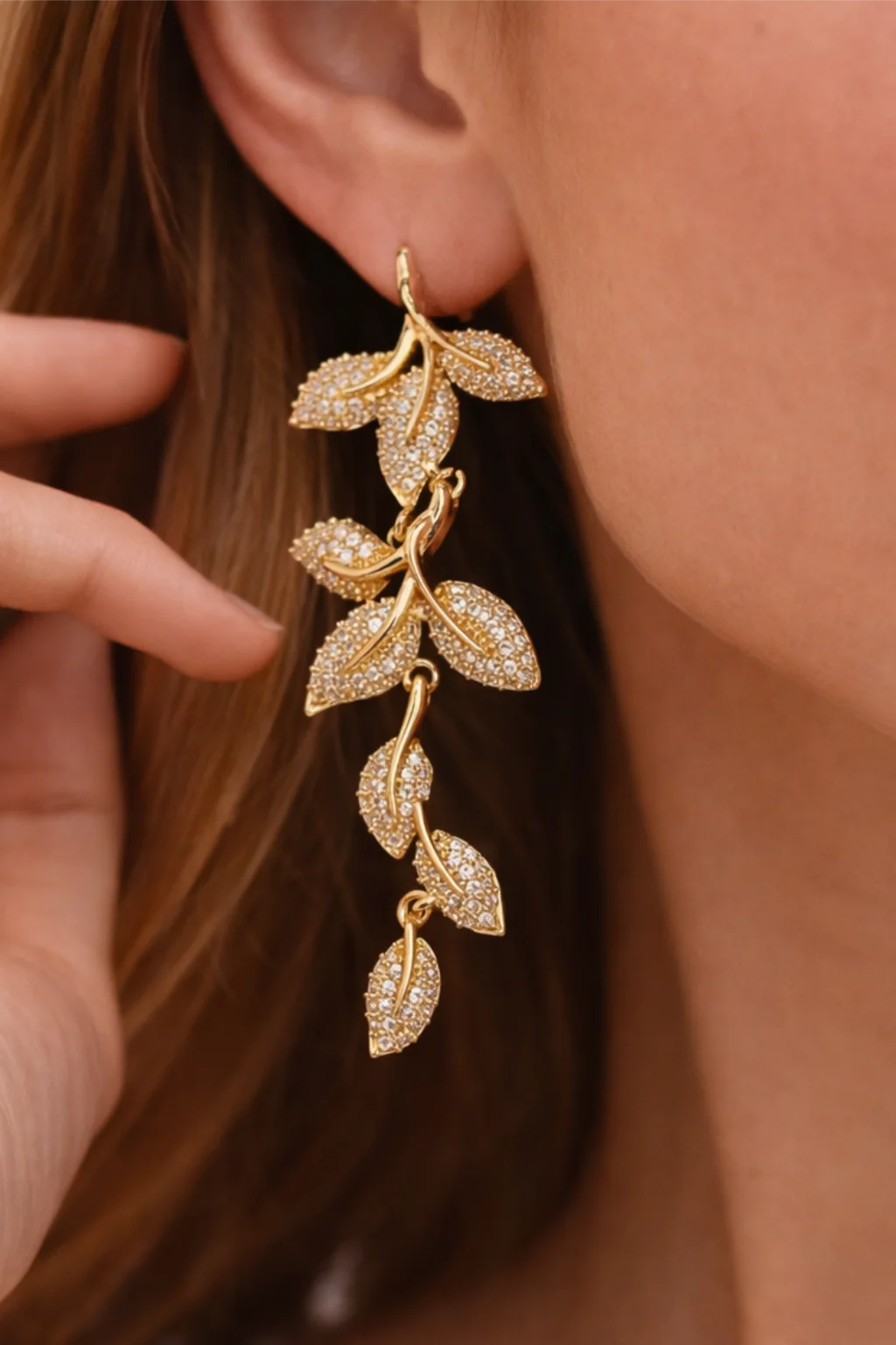 Brinco Longo Folhagem Cravejada Luxo – Prata e Dourado