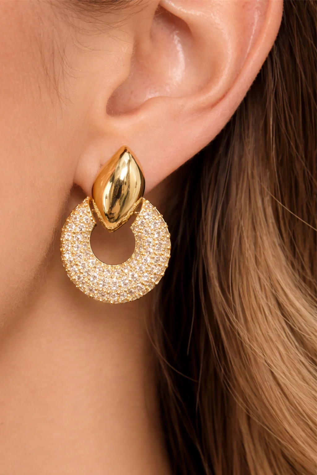 Brinco Gota com Argola Cravejada em Zircônias