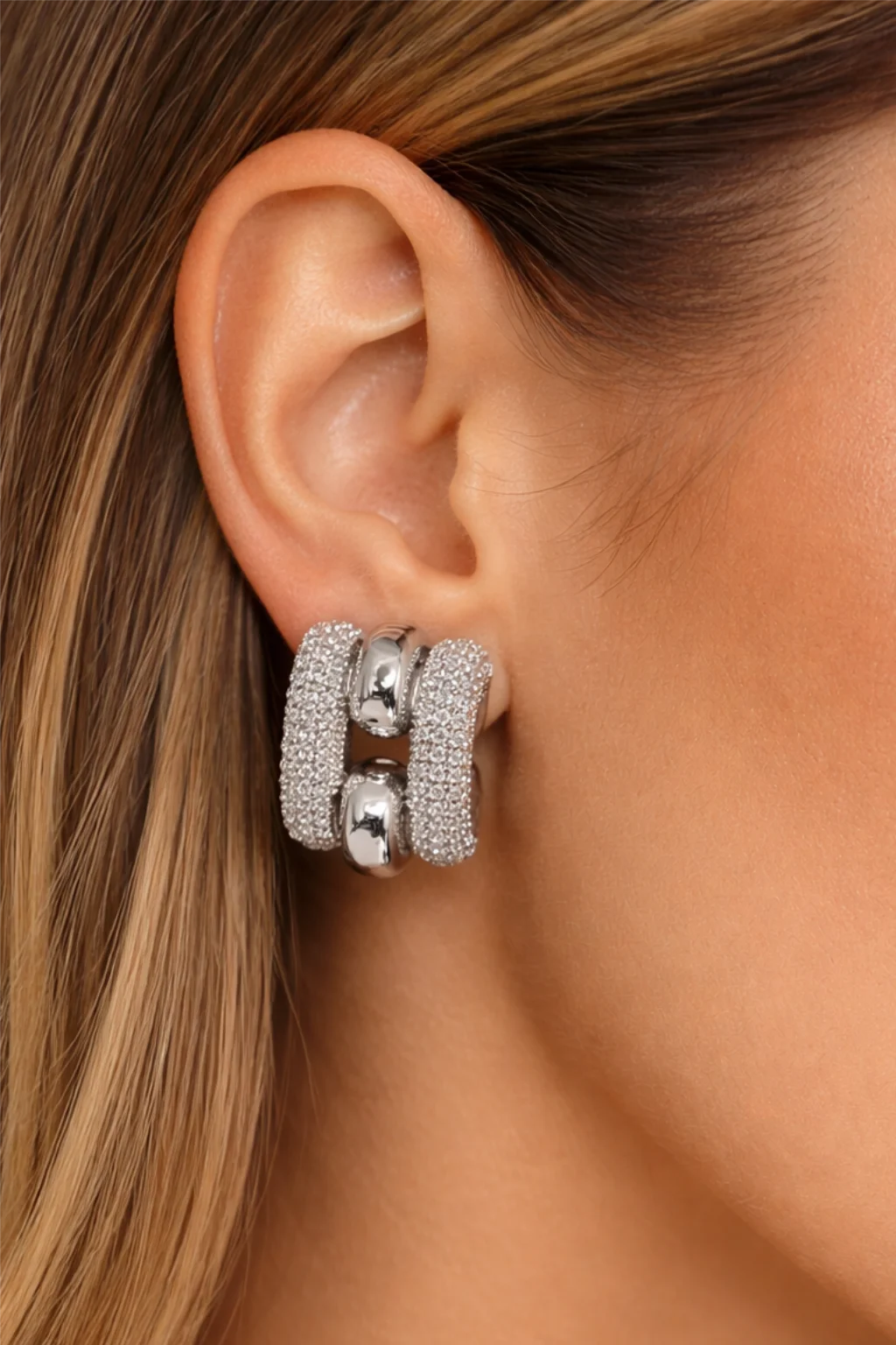 Brinco Elos Luxo Cravejado com Detalhe Polido