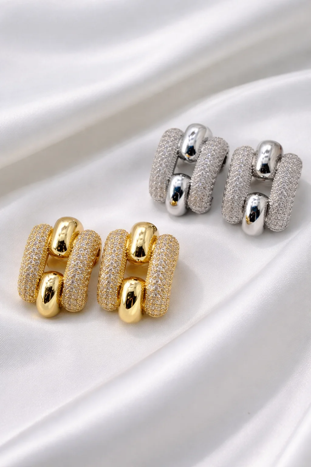 Brinco Elos Luxo Cravejado com Detalhe Polido