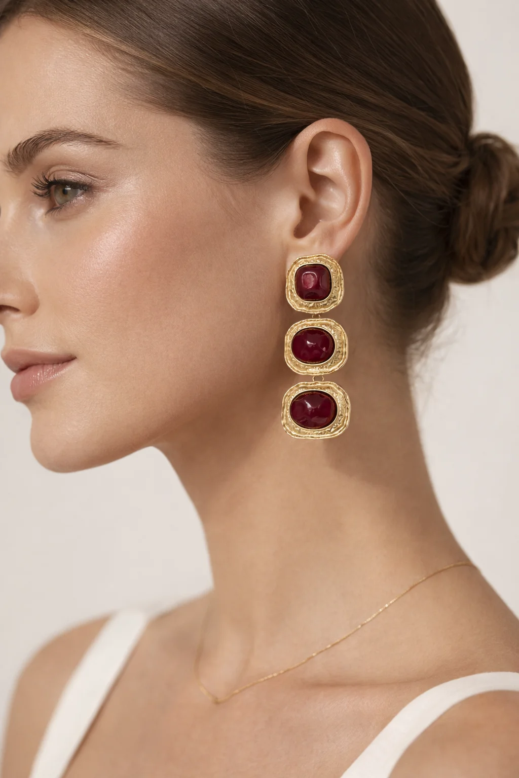 Brinco Longo Dourado com Pedras Resinadas