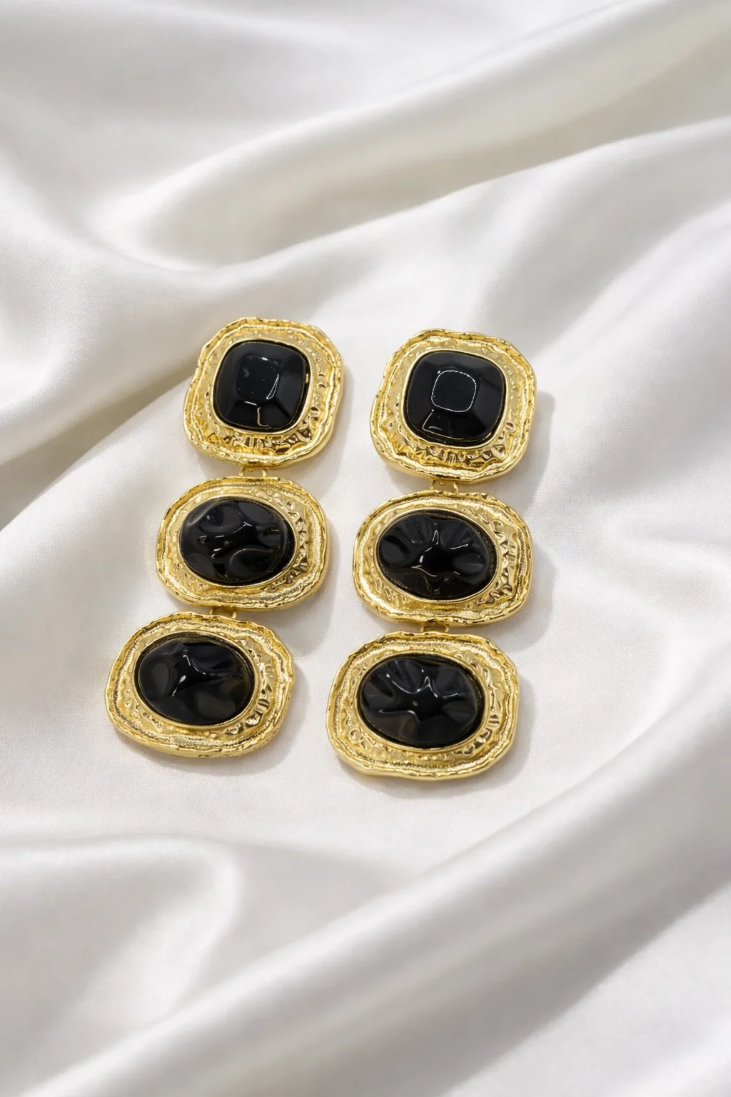 Brinco Longo Dourado com Pedras Resinadas