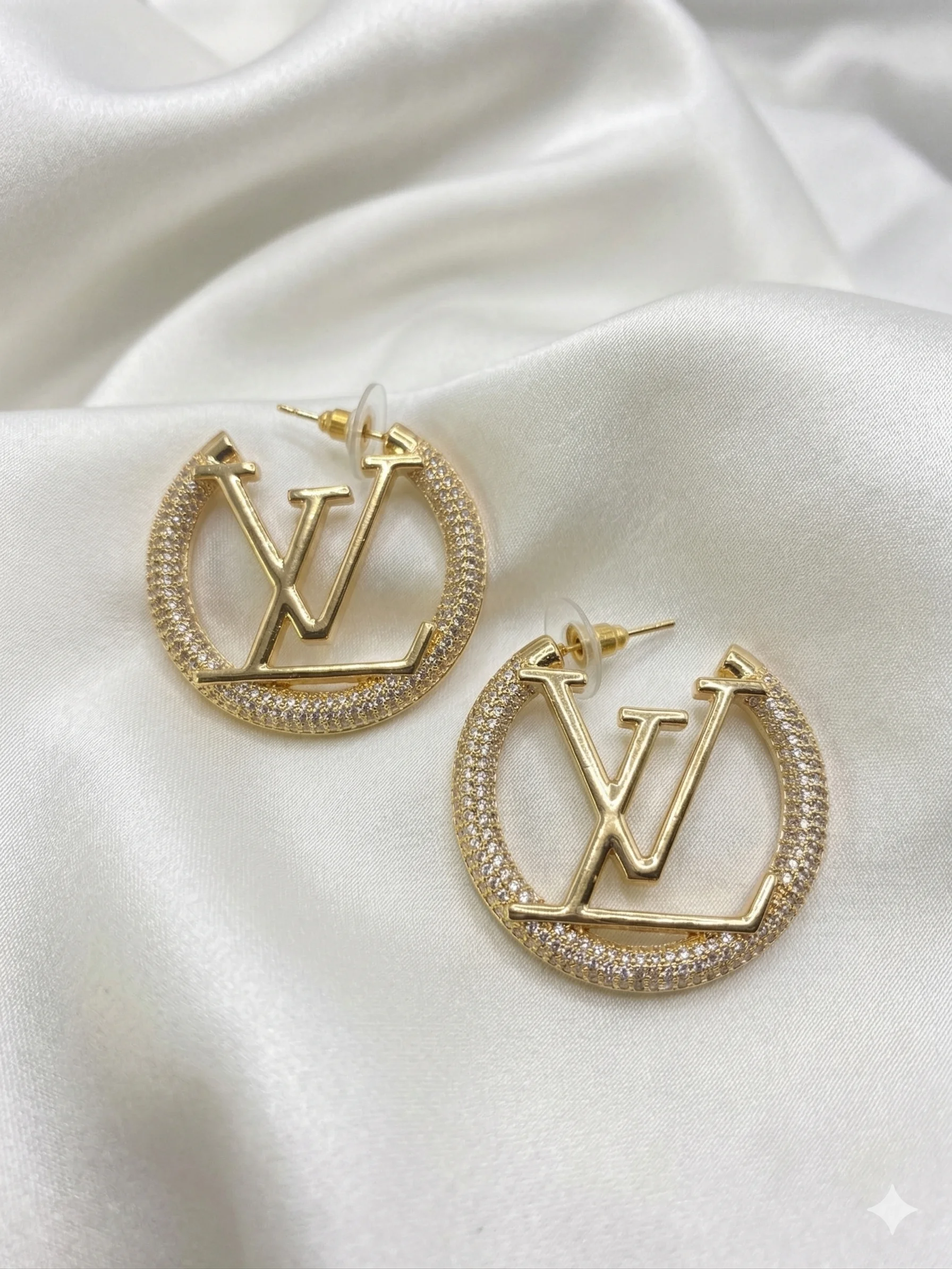 Brinco Argola Cravejada Logomania Premium