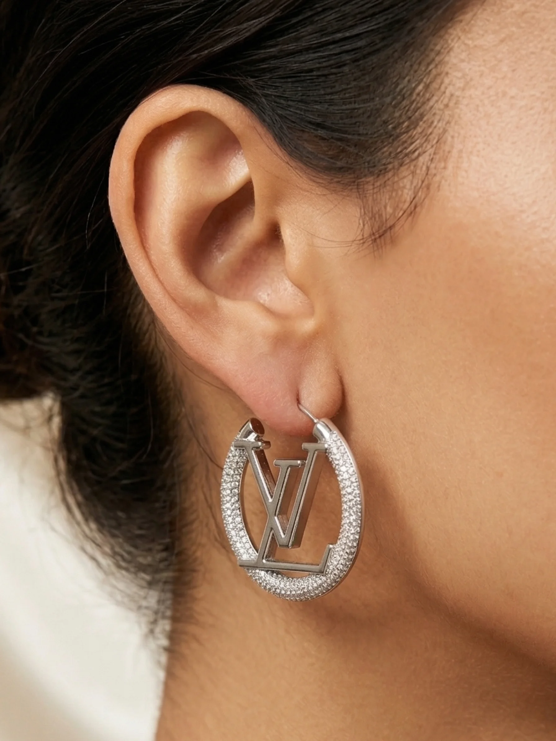 Brinco Argola Cravejada Logomania Premium