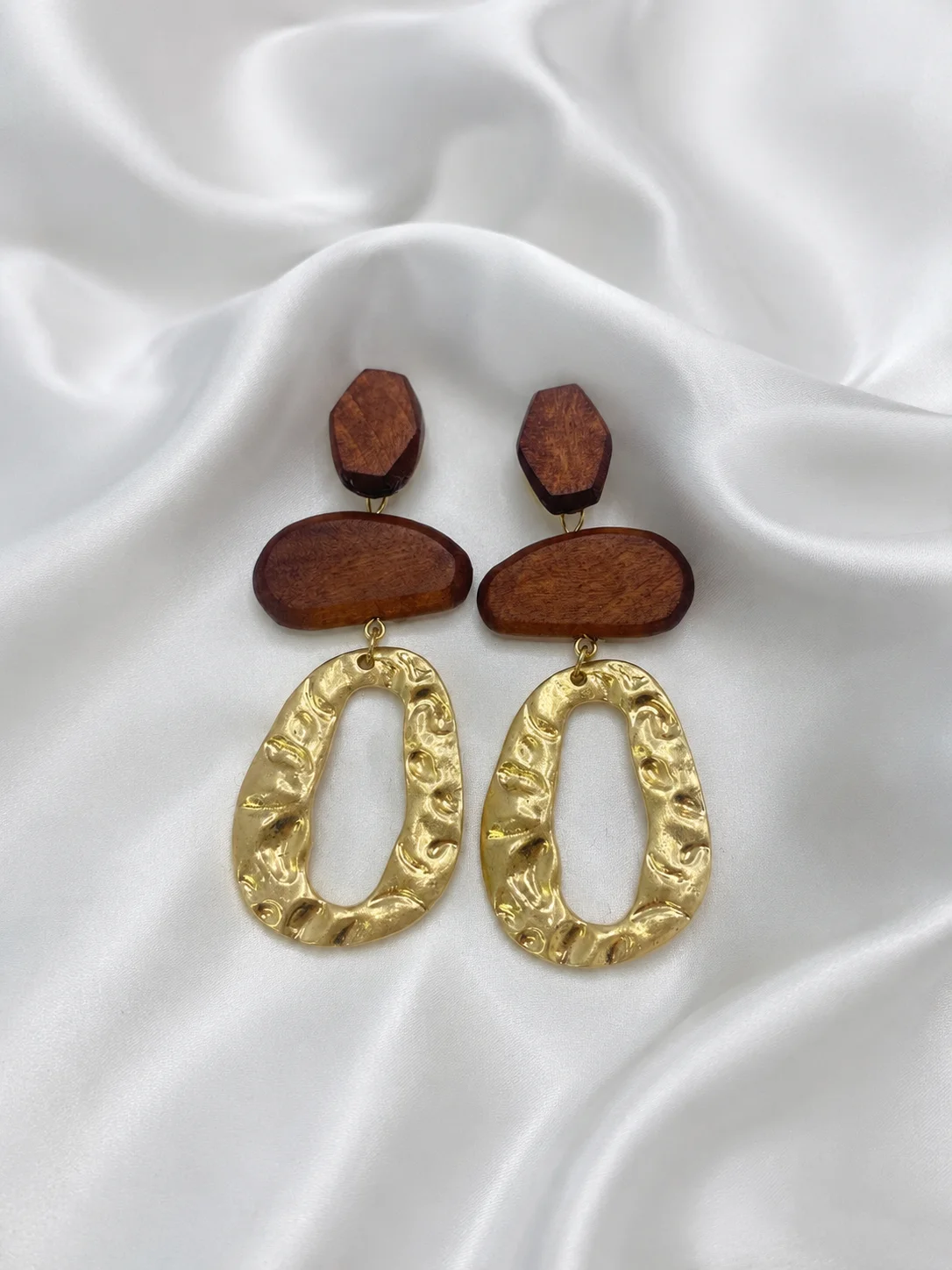 Brinco Madeira Orgânica Dourado Atena