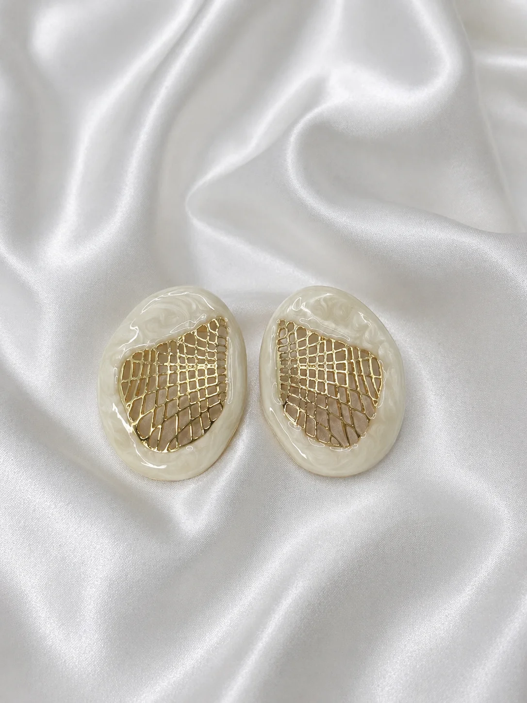 Brinco Orgânico Resinado Dourado Donna Bendita