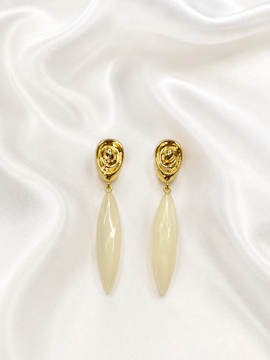 Brinco Orgânico Dourado com Pedra Alongada Donna Bendita