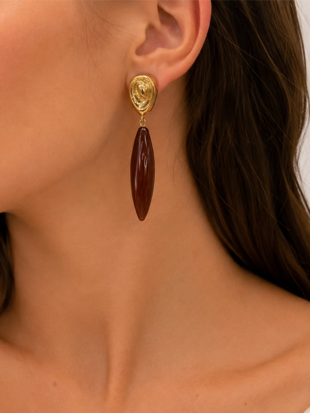 Brinco Orgânico Dourado com Pedra Alongada Donna Bendita