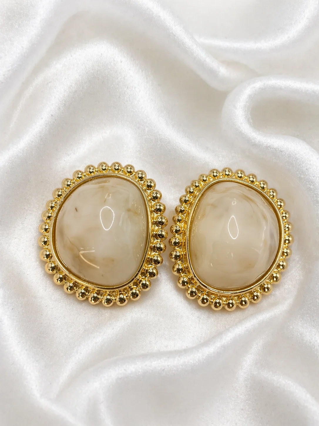 Brinco Maxi Pedra Orgânica Dourado Donna Bendita