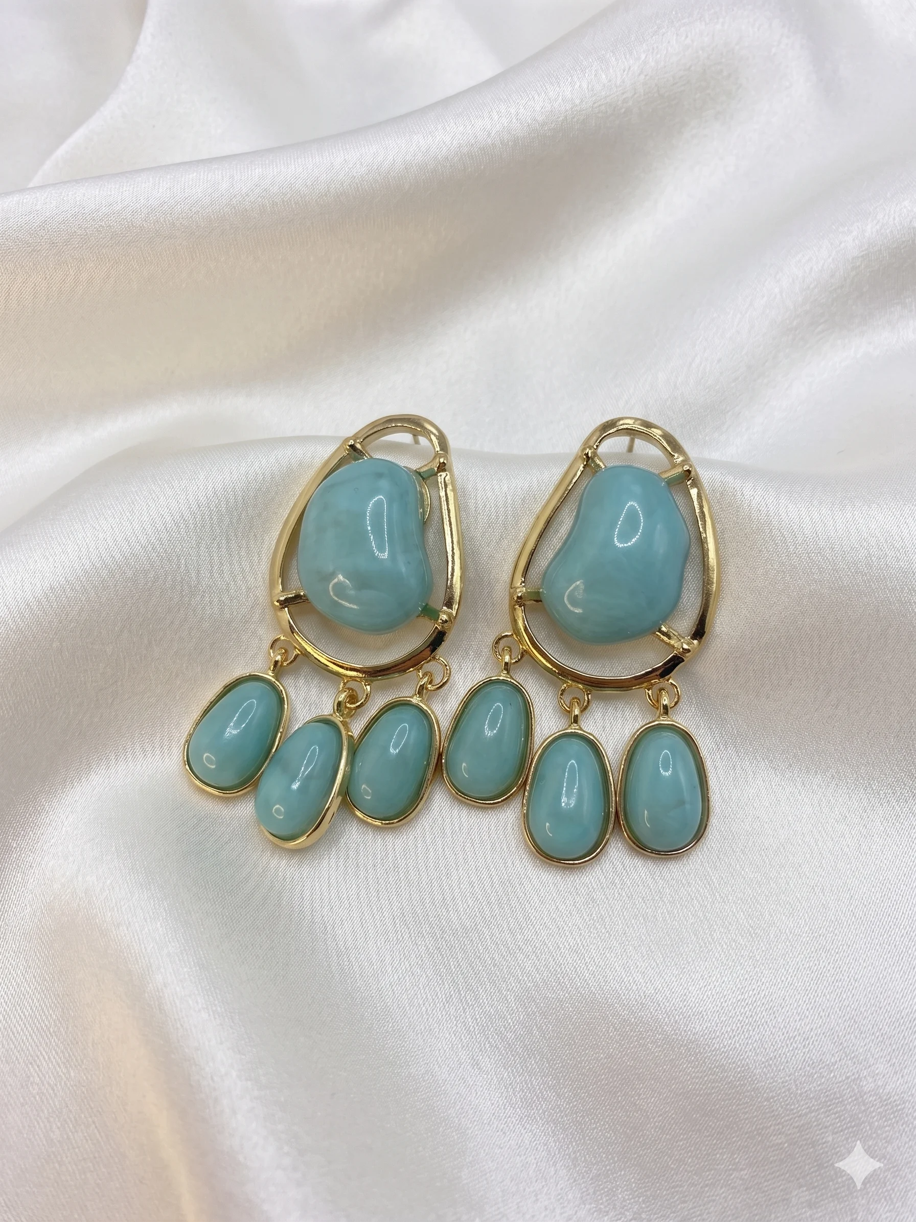 Brinco Dourado Pedra Orgânica com Pingentes Donna Bendita