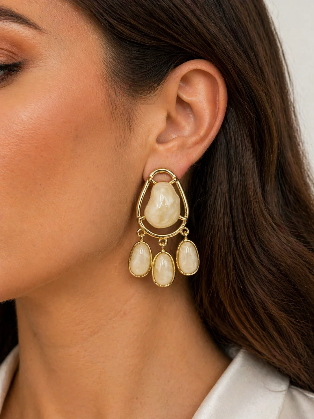 Brinco Dourado Pedra Orgânica com Pingentes Donna Bendita