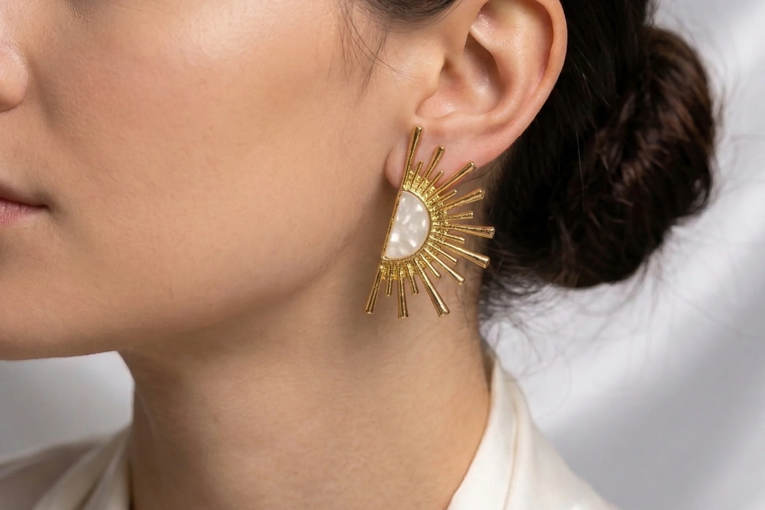 Brinco Sol Radiante com Pedra Central