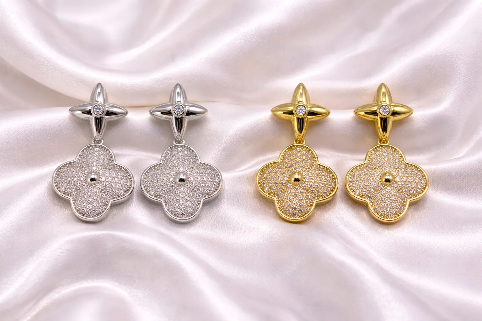 Brinco Trevo Cravejado com Ponto de Luz