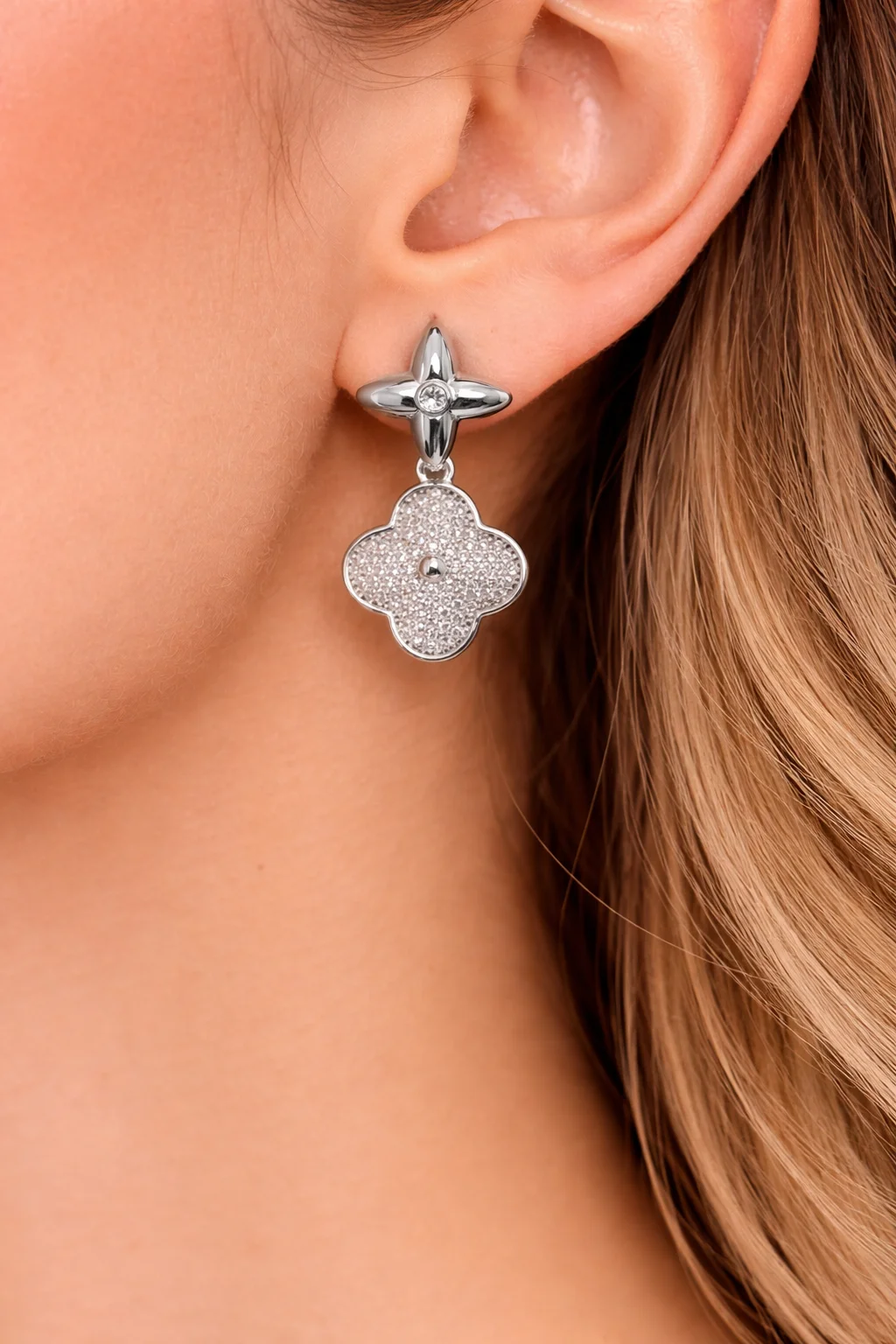 Brinco Trevo Cravejado com Ponto de Luz