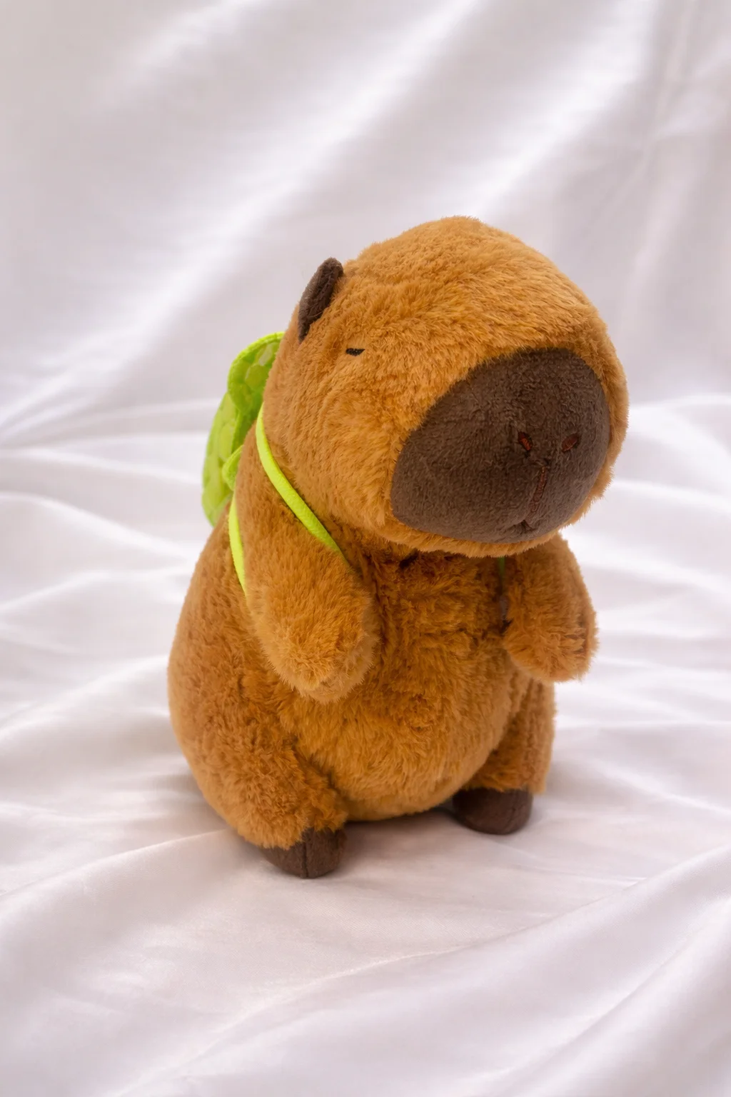 Pelúcia Capivara com Mochila Tartaruga Verde