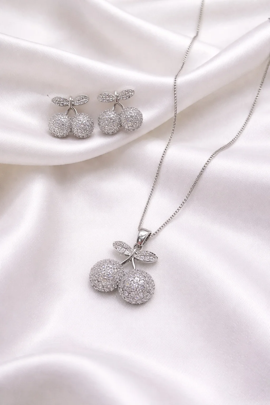 Conjunto Brincos e Colar Cereja Cravejado