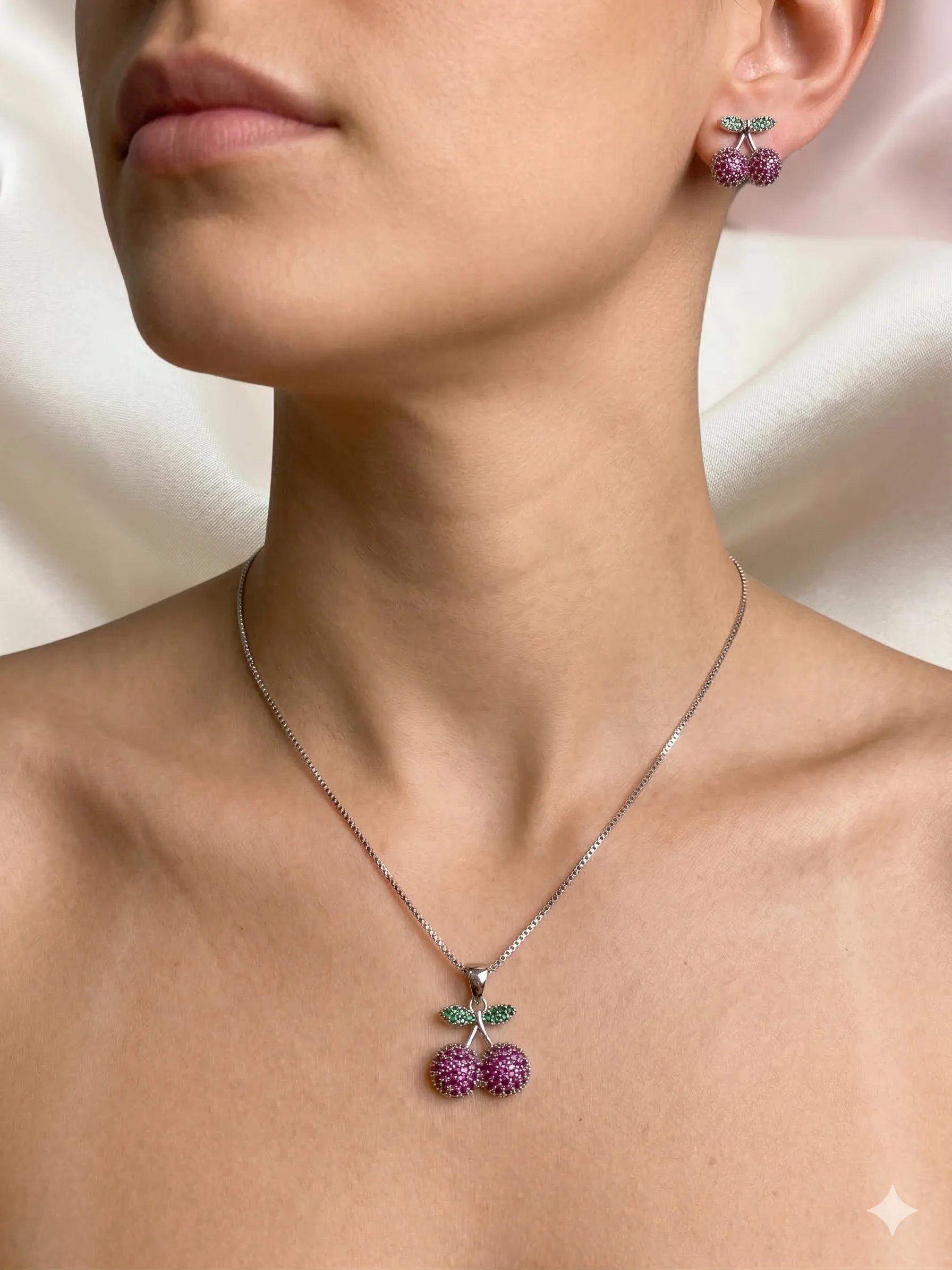 Conjunto Brincos e Colar Cereja Cravejado