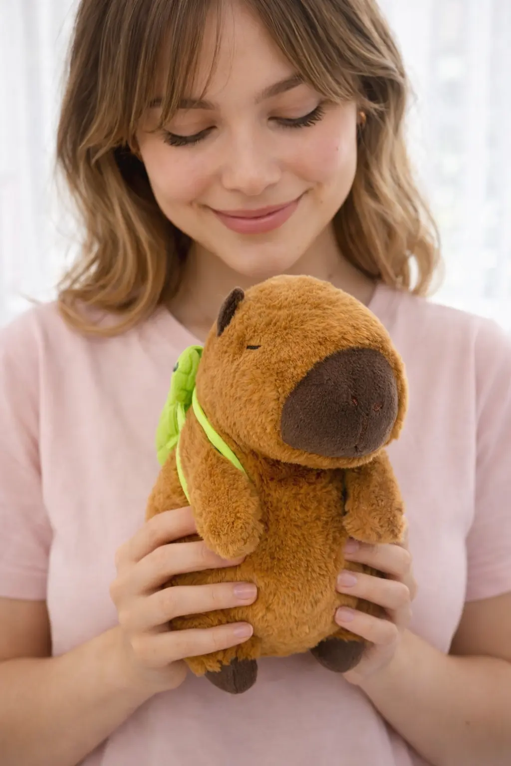 Pelúcia Capivara com Mochila Tartaruga Verde