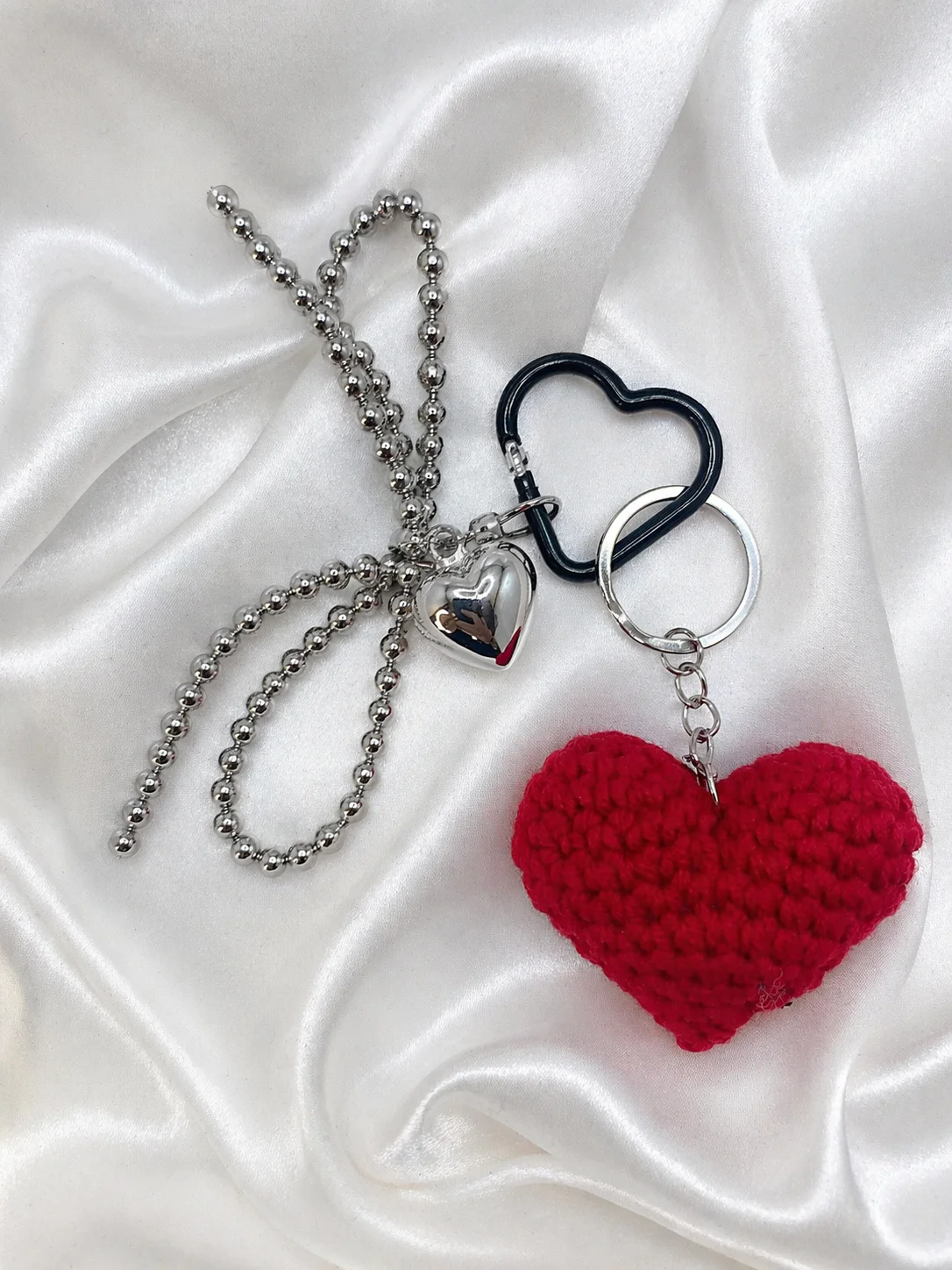 Chaveiro Coração Crochê Charm com Pingente Metalizado