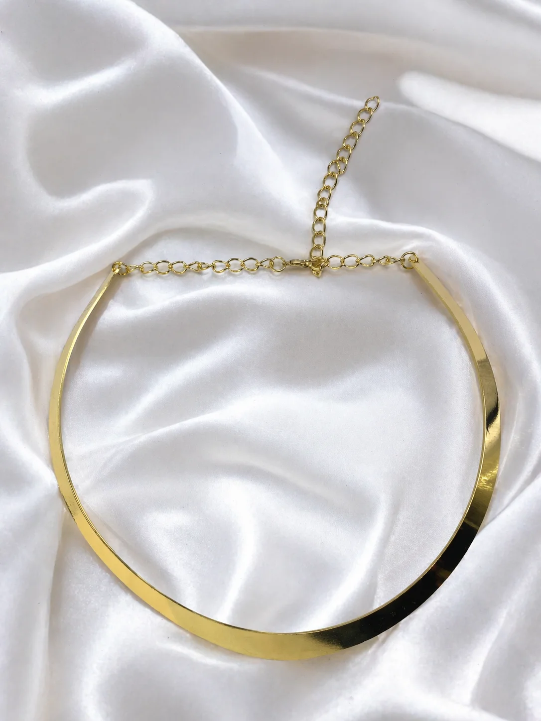 Colar Choker Placa Curva Minimalista Donna Bendita