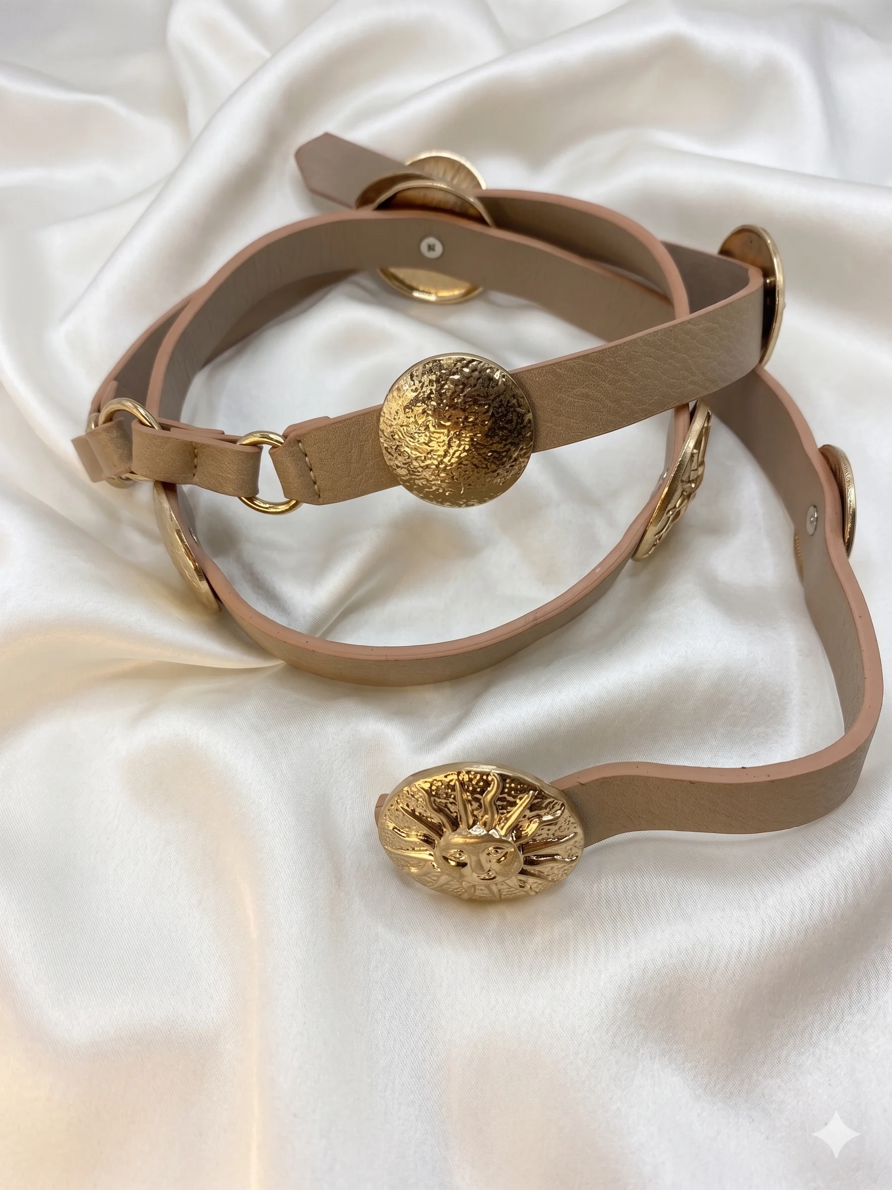 Cinto sol e medalhas Douradas em Couro Sintético