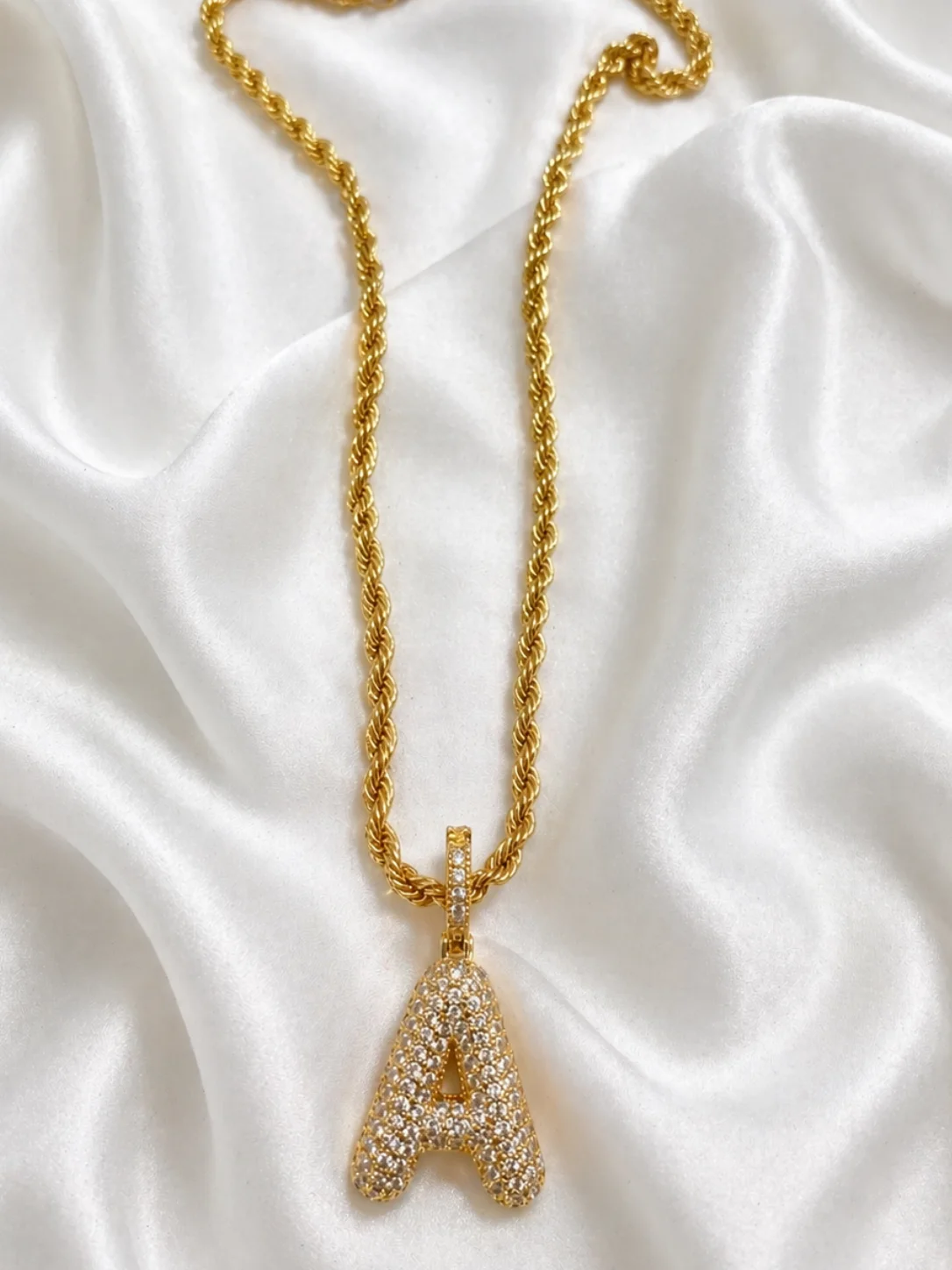 Colar Corrente Torcida com Pingente Letra "A" Cravejada