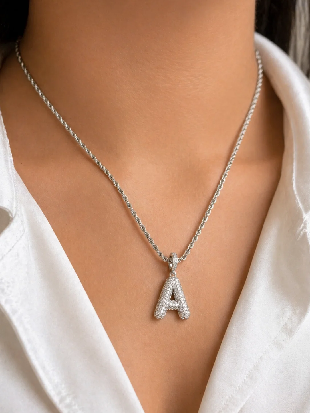 Colar Corrente Torcida com Pingente Letra "A" Cravejada
