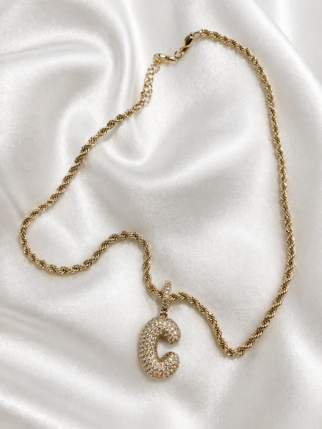 Colar Corrente Torcida com Pingente Letra "C" Cravejada
