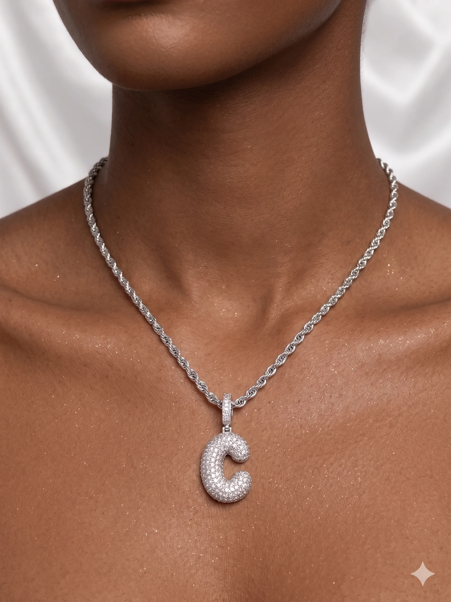 Colar Corrente Torcida com Pingente Letra "C" Cravejada