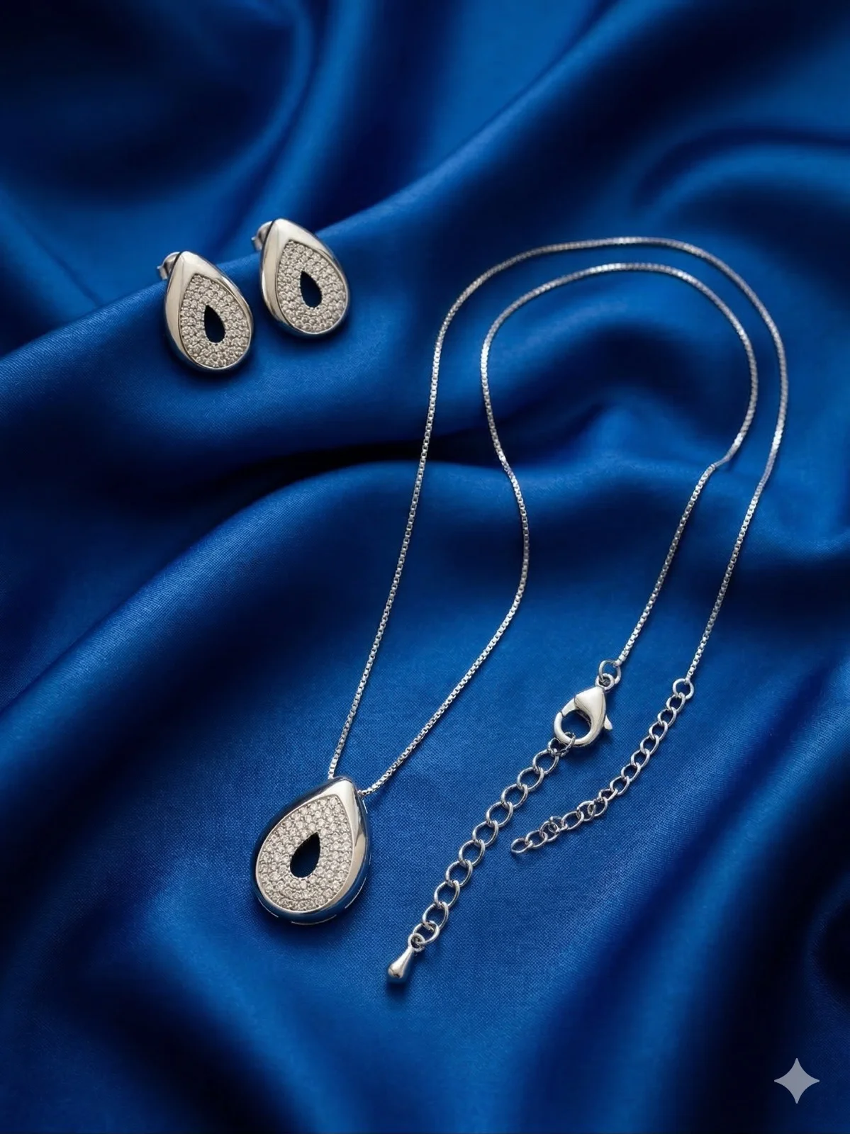 Conjunto Colar e Brincos Gota Vazada Cravejada