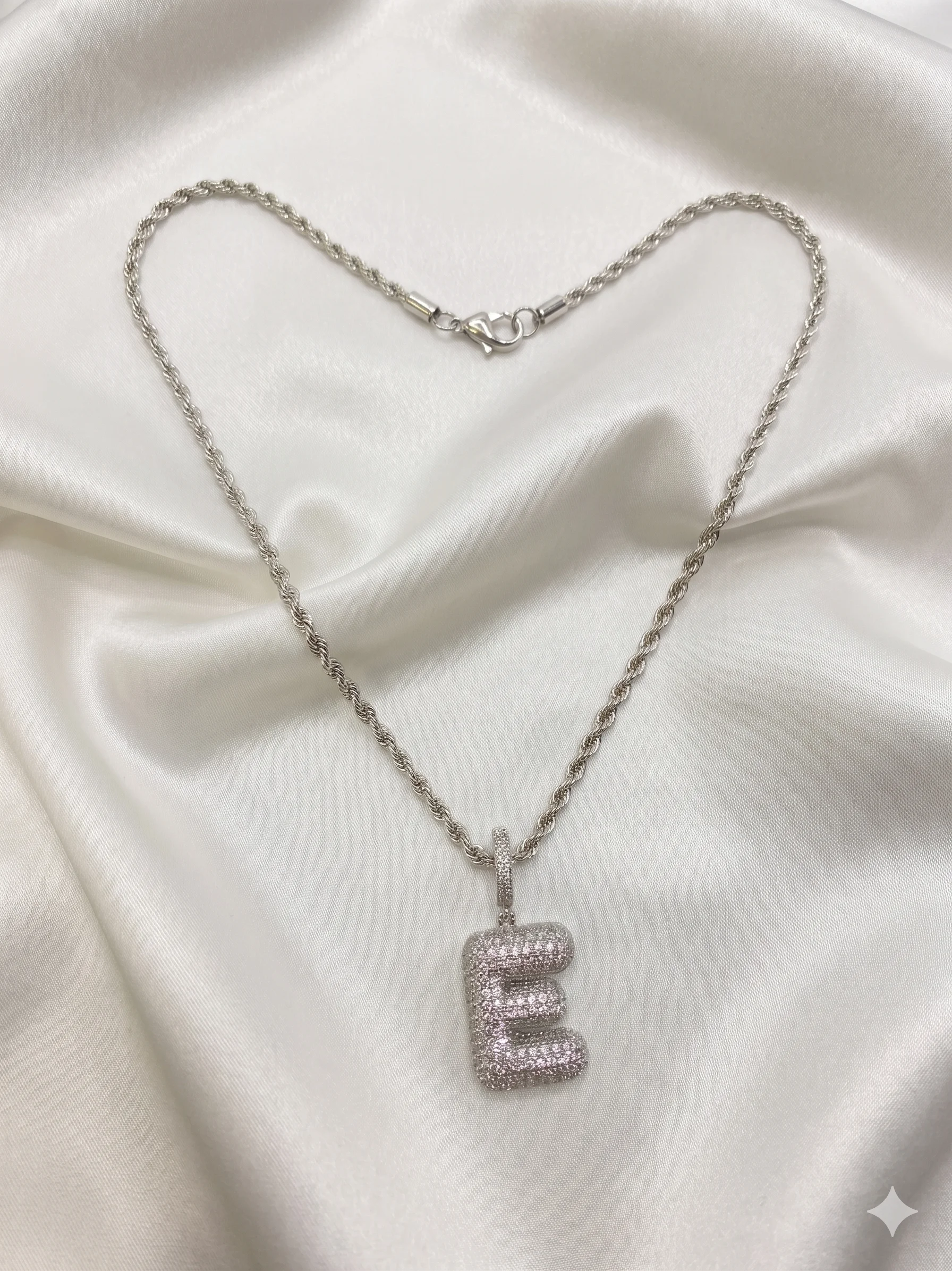 Colar Corrente Torcida com Pingente Letra "E" Cravejada 