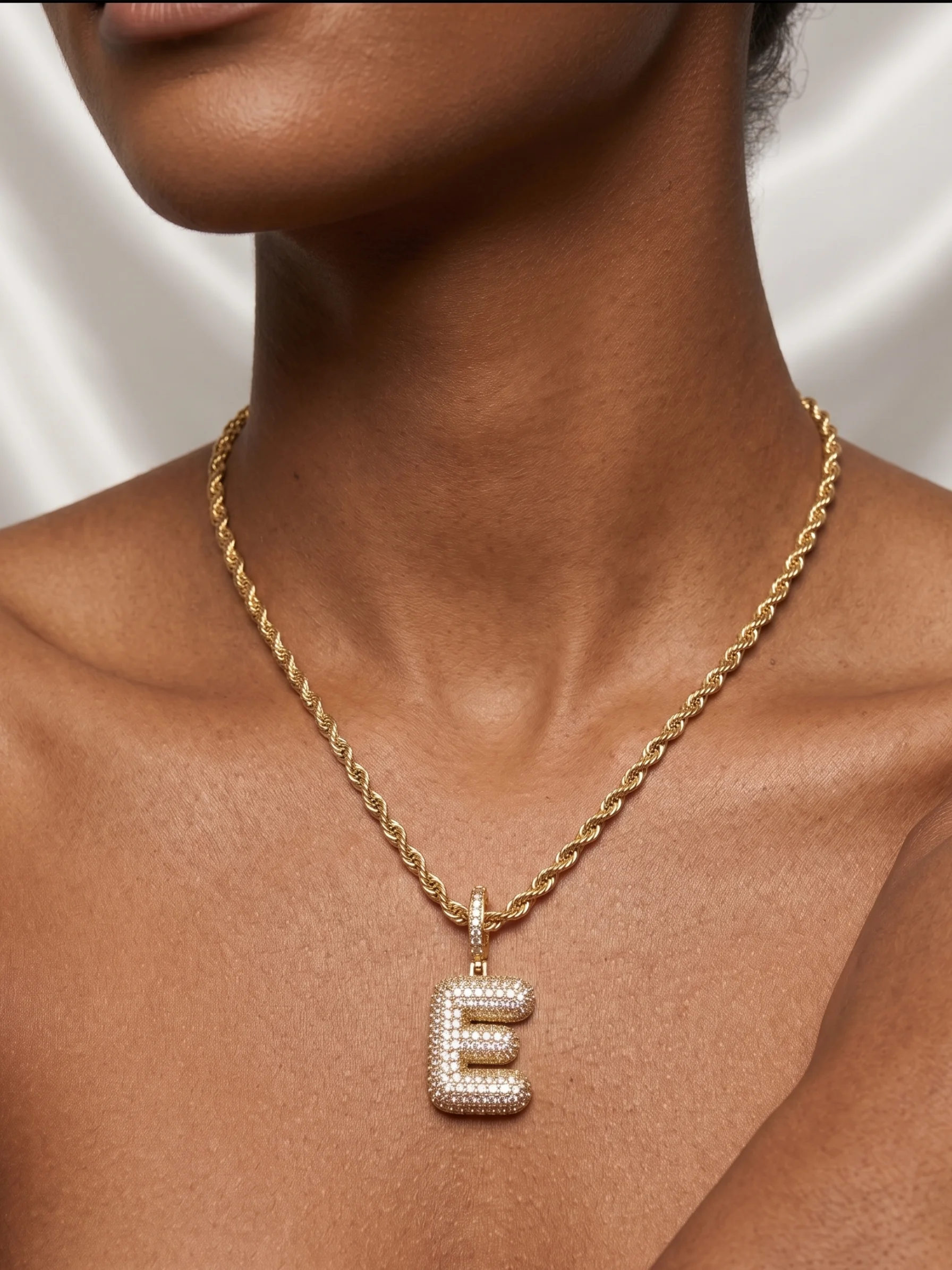 Colar Corrente Torcida com Pingente Letra "E" Cravejada 