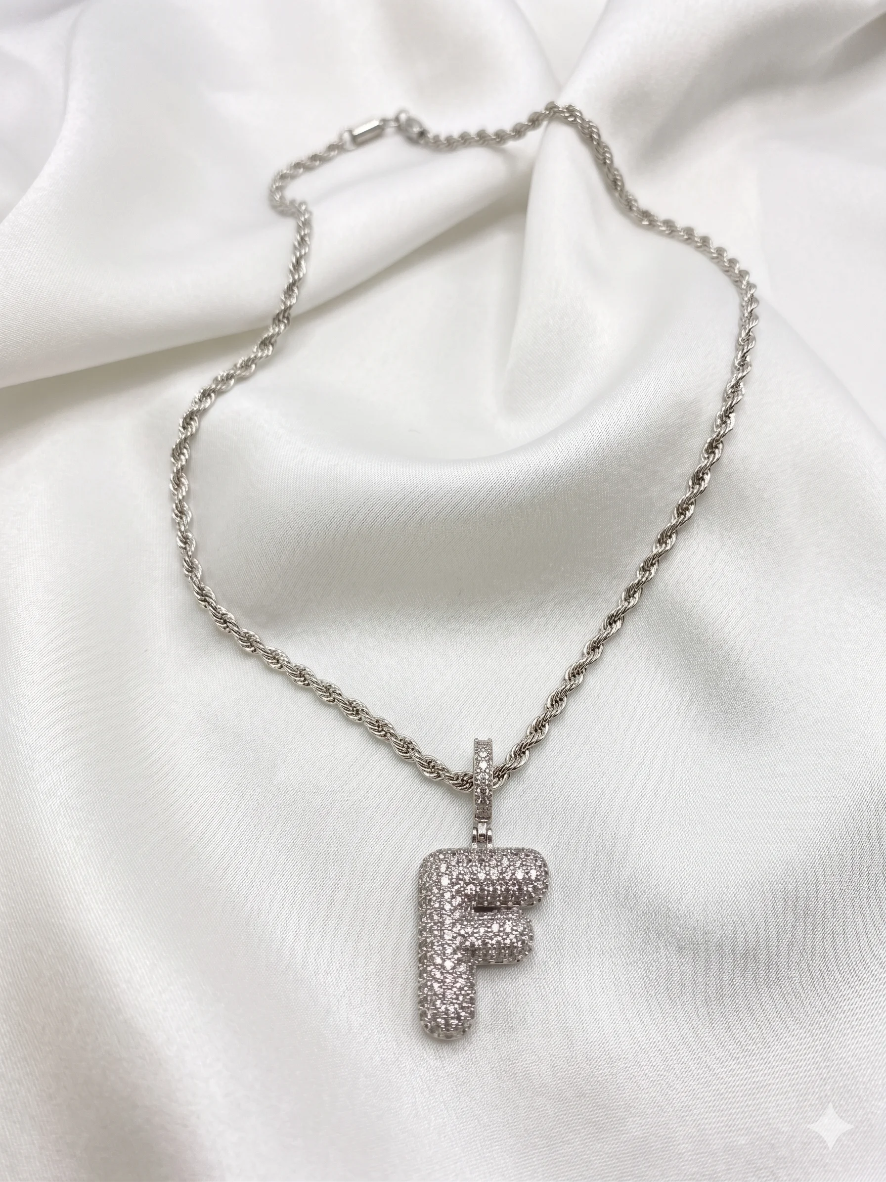 Colar Corrente Torcida com Pingente Letra "F" Cravejada