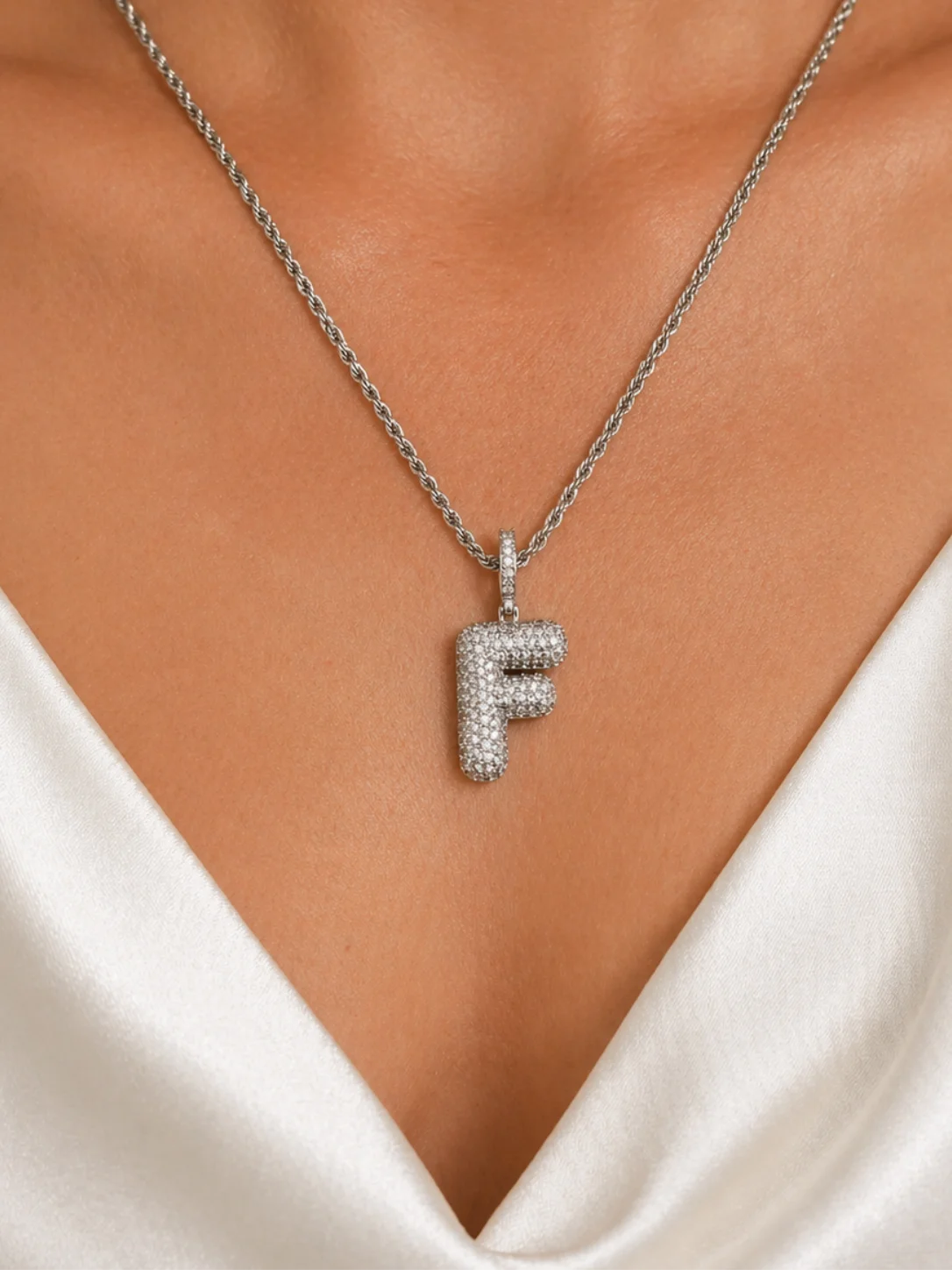 Colar Corrente Torcida com Pingente Letra "F" Cravejada