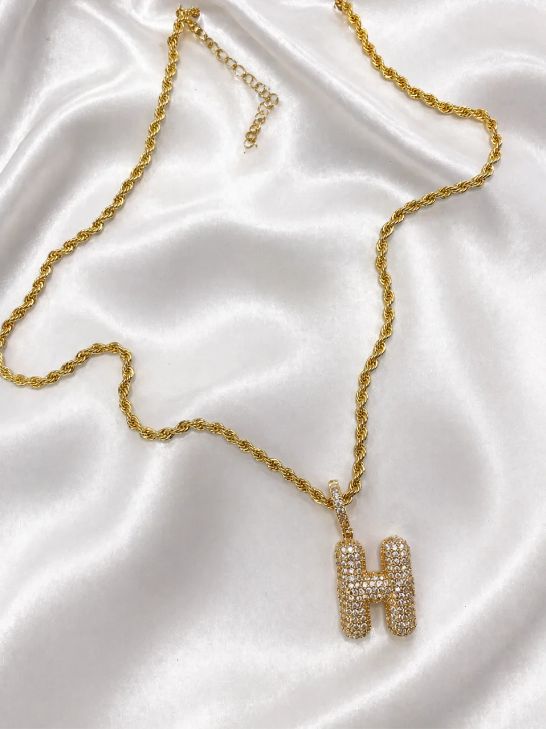 Colar Corrente Torcida com Pingente Letra "H" Cravejada