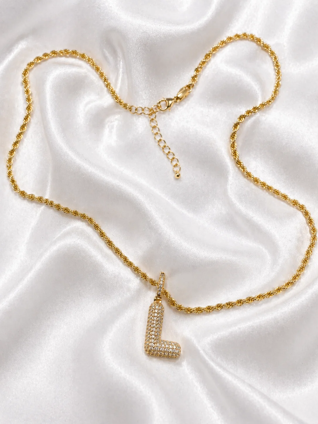 Colar Corrente Torcida com Pingente Letra "L" Cravejada 