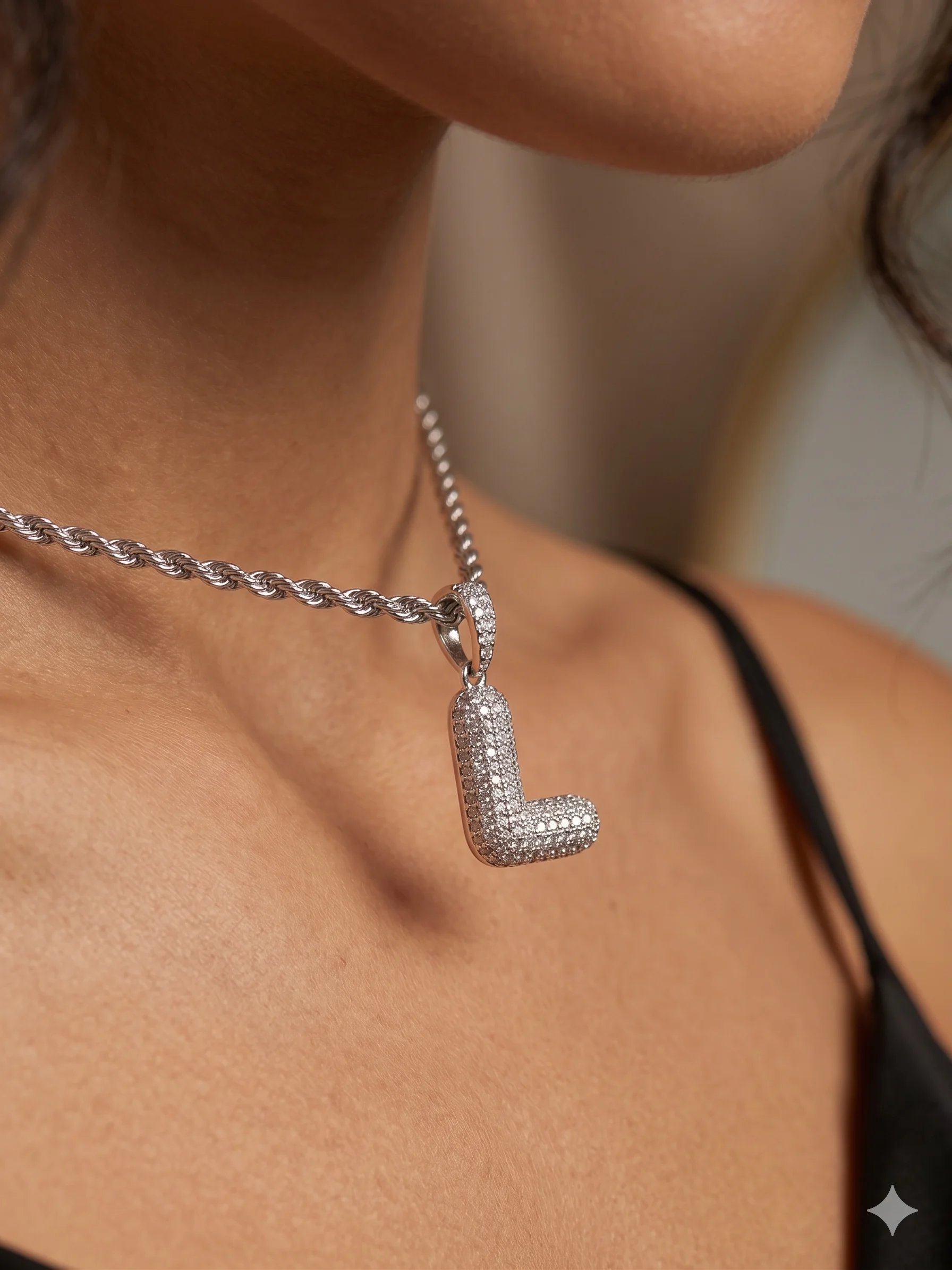 Colar Corrente Torcida com Pingente Letra "L" Cravejada 