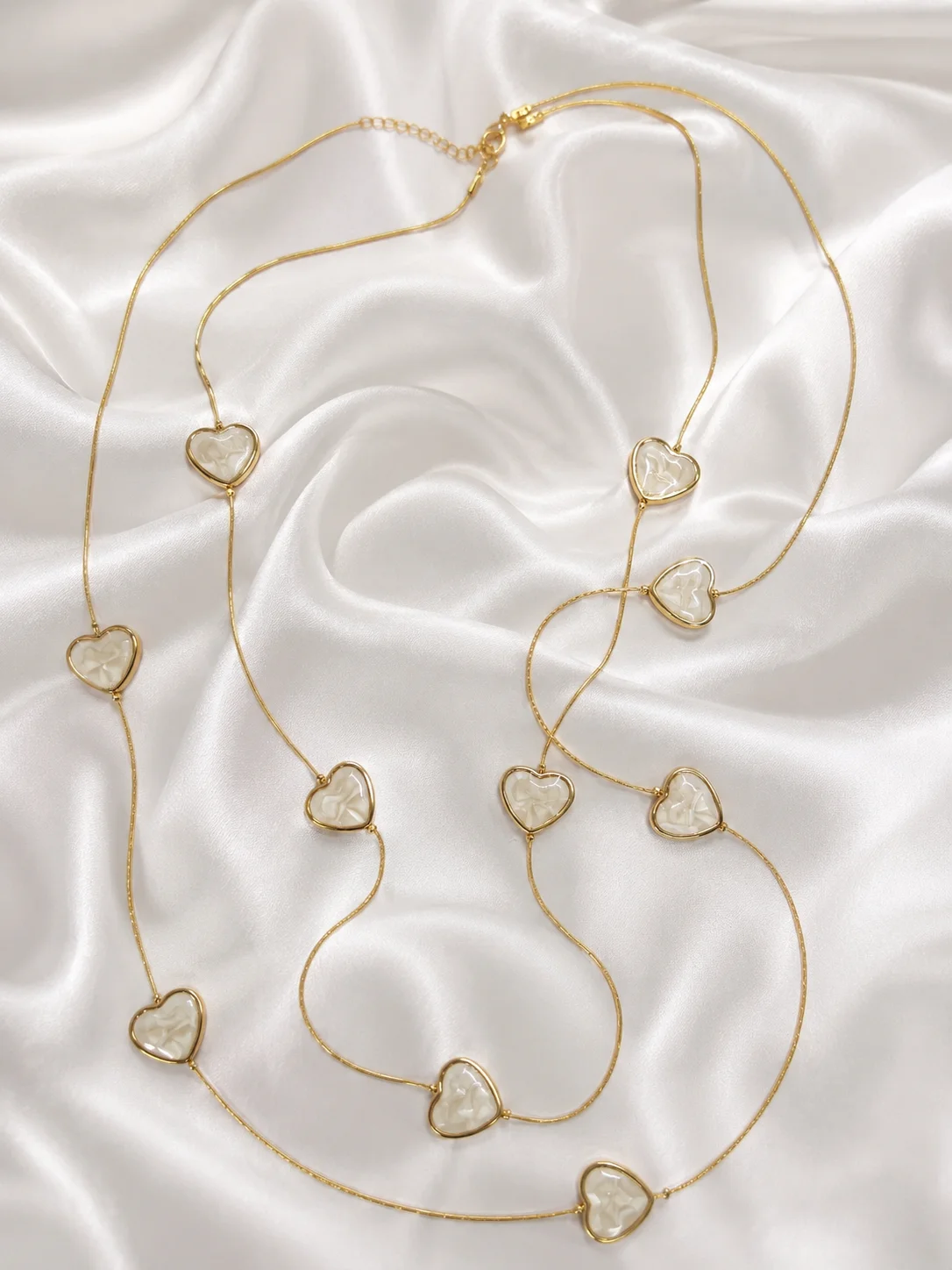 Colar Longo Corações Madre Pérola Dourado Donna Bendita