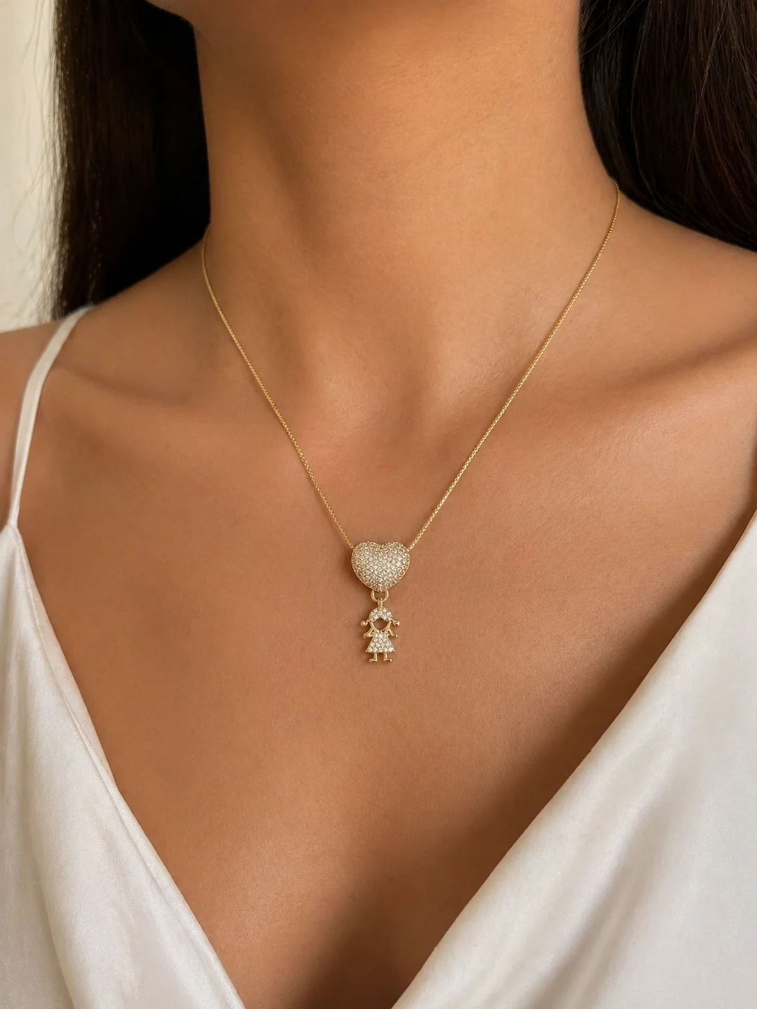 Colar Amor Eterno com Pingente de Menina Cravejado 