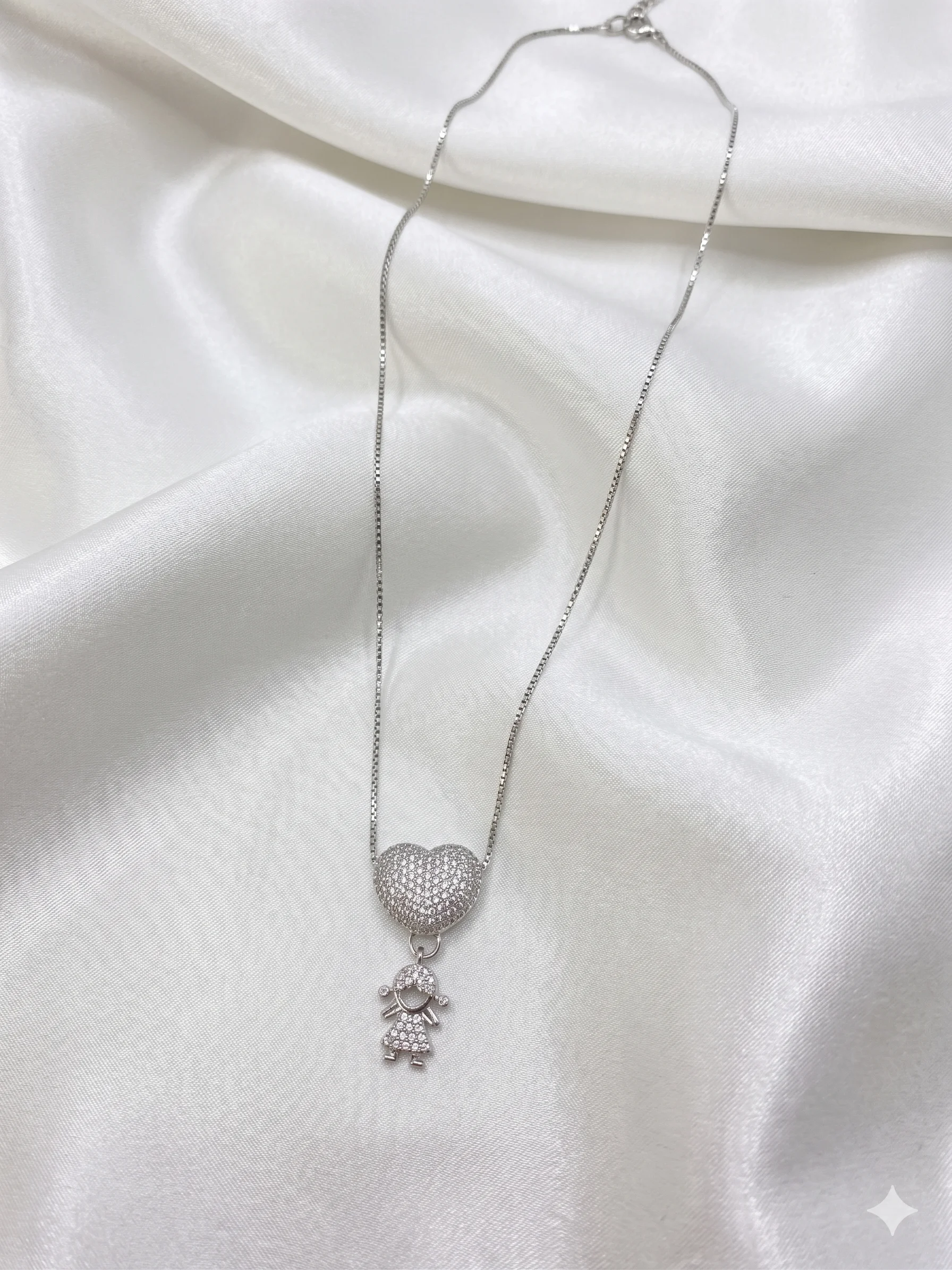 Colar Amor Eterno com Pingente de Menina
