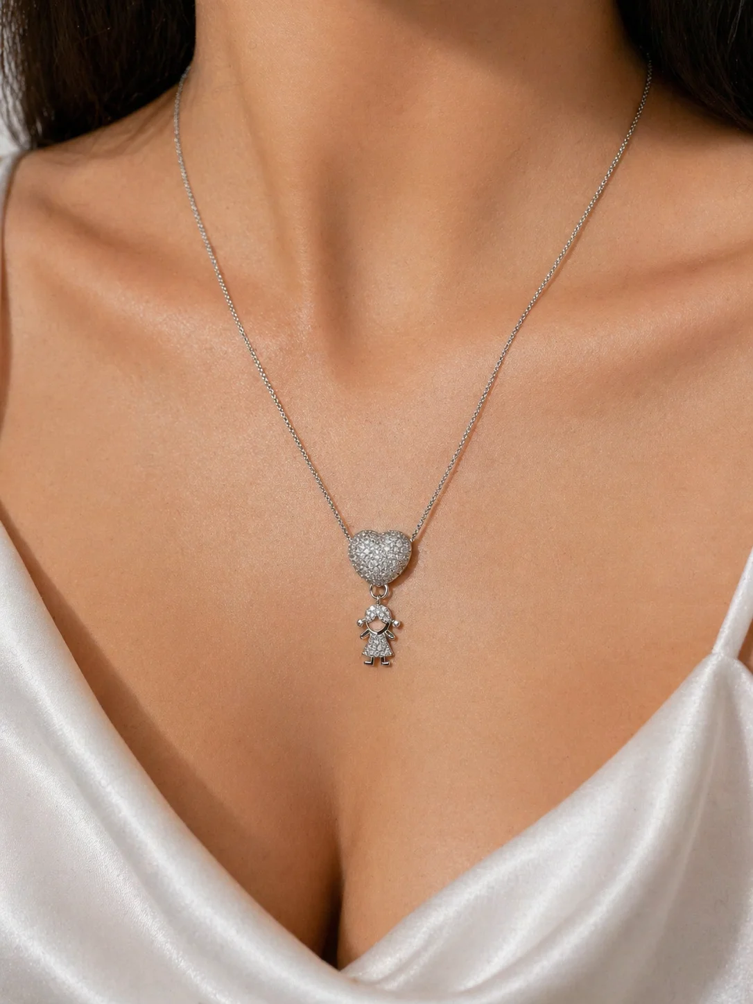 Colar Amor Eterno com Pingente de Menina