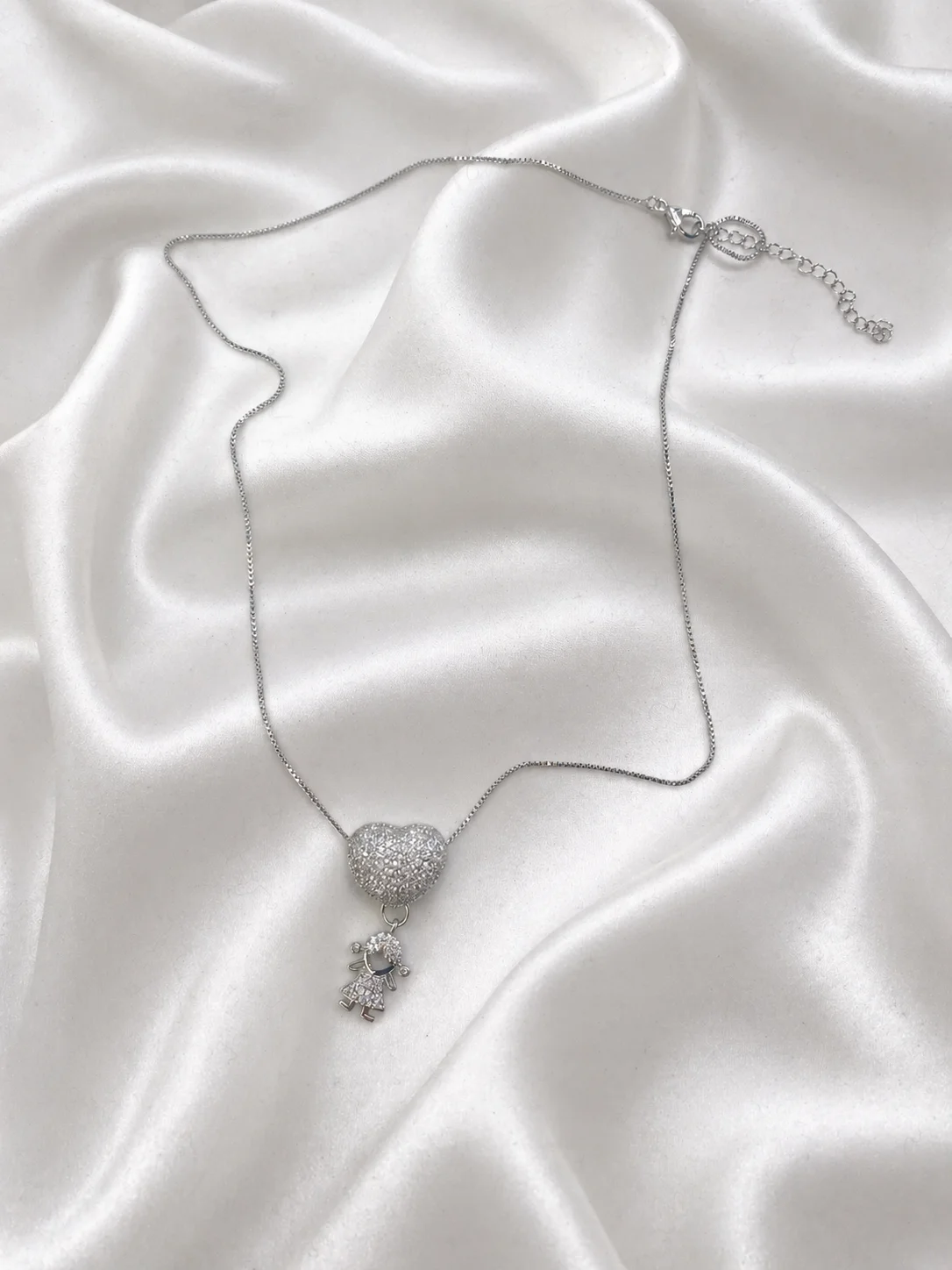 Colar Amor Eterno com Pingente de Menina