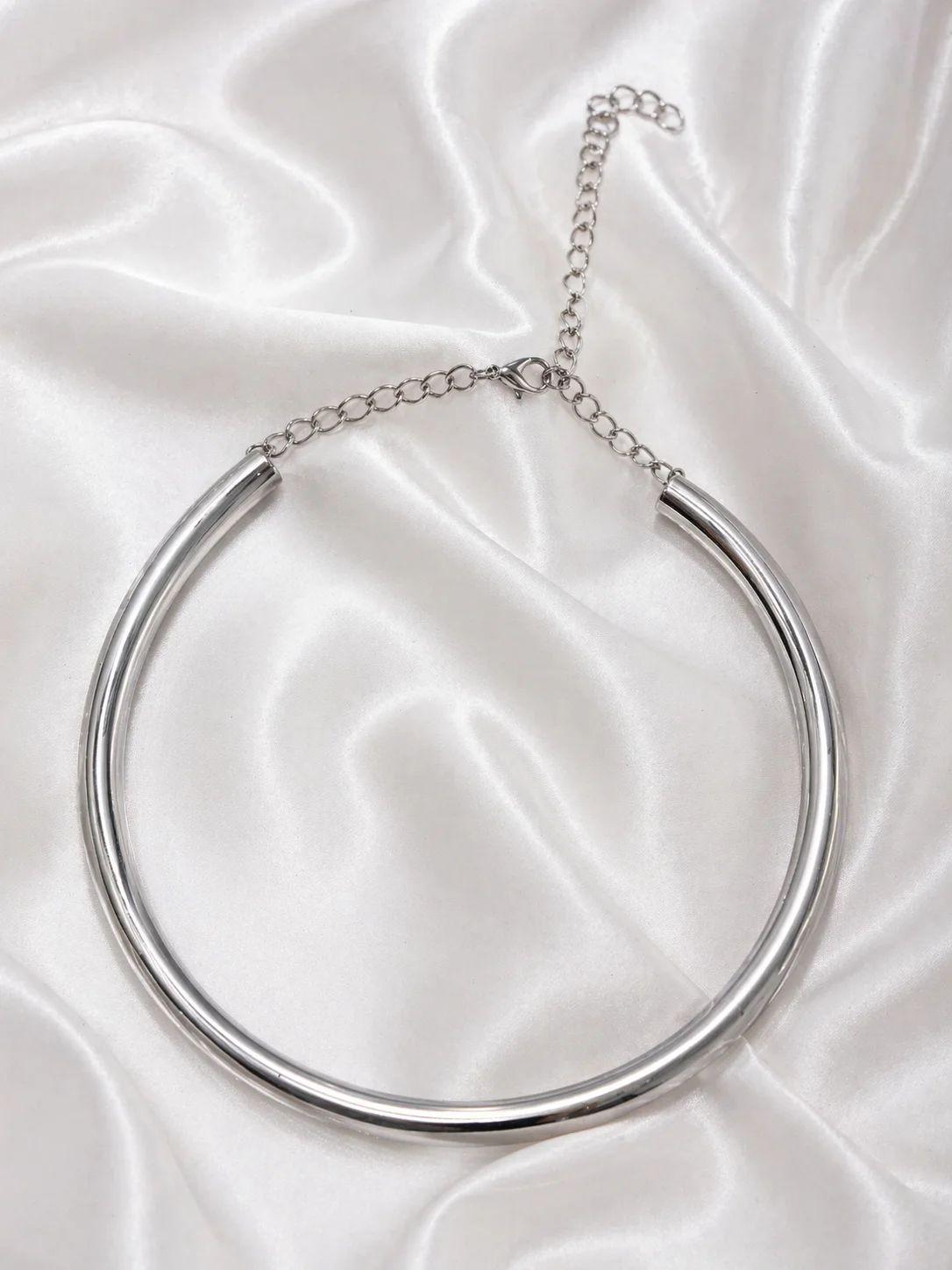 Colar Choker Tubular Metalizado Elegance