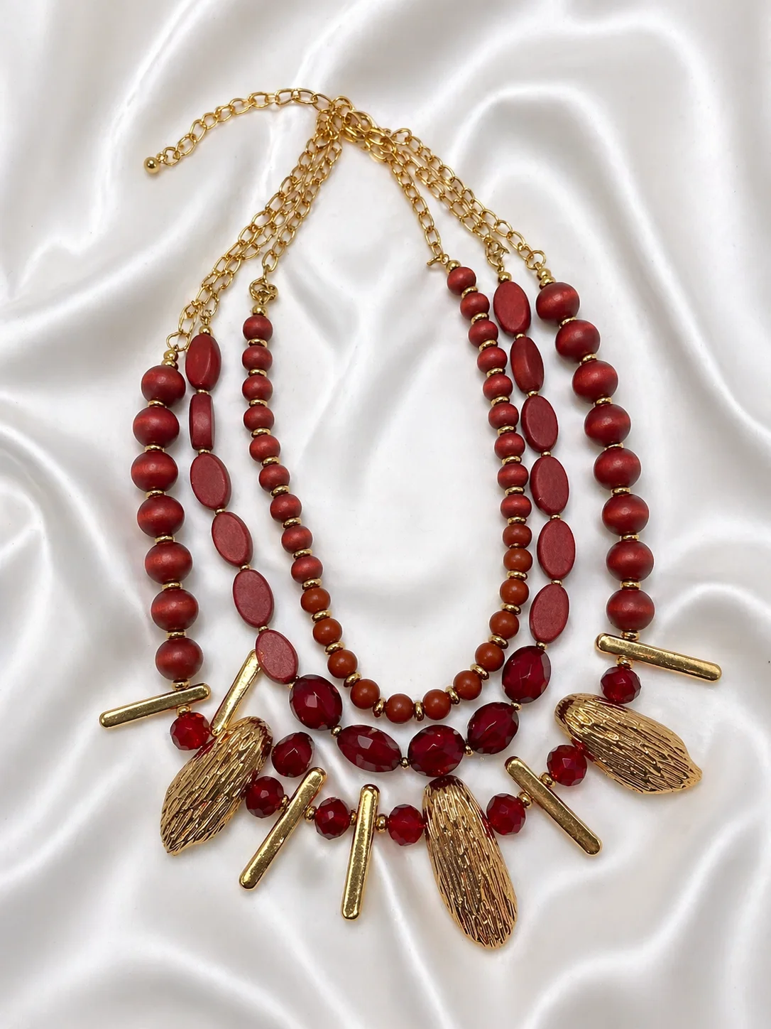 Colar Statement Multicamadas Dourado com Pedras Naturais