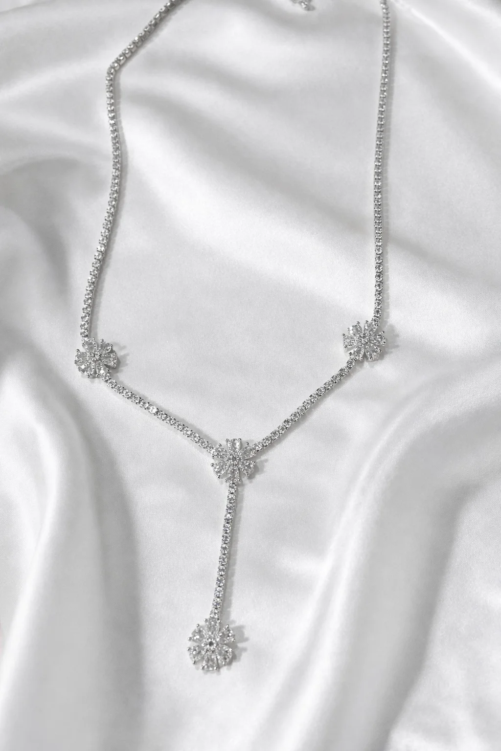 Colar Gravata Floral Cravejado.