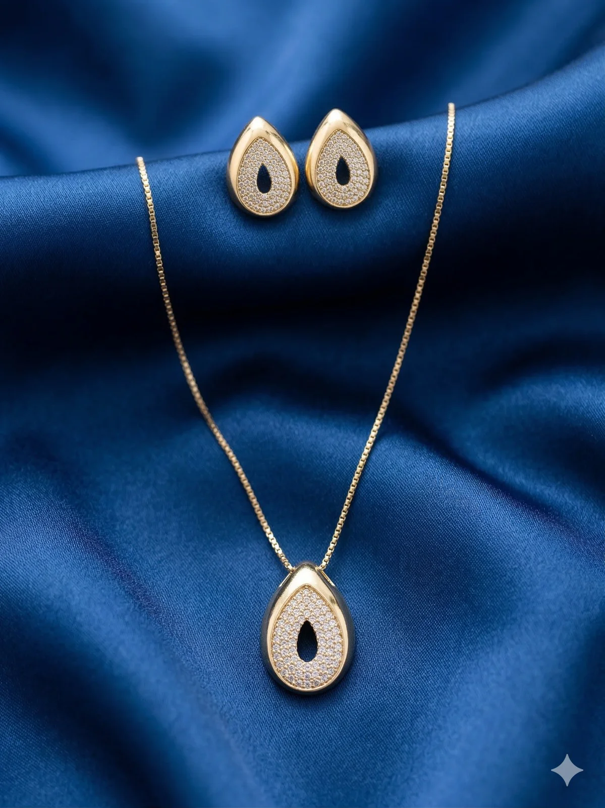 Conjunto Colar e Brincos Gota Vazada Cravejada